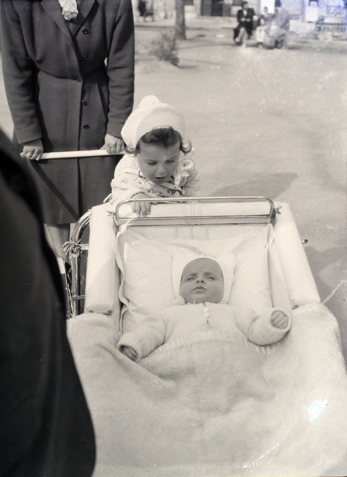 Hungary, Budapest V., Erzsébet (Sztálin) tér., 1946, Hámori Gyula, Budapest, curiosity, girl, baby carriage, newborn, cover, Fortepan #105039