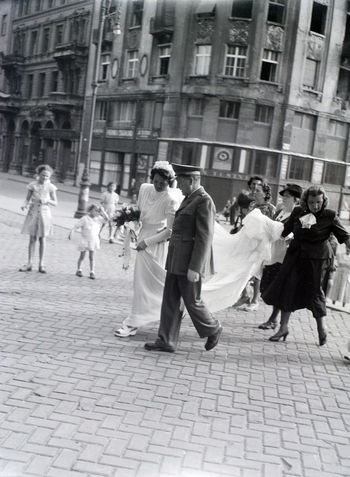 Hungary, Budapest V., Szent István tér, a felvétel a Szent István-bazilika főbejárata előtt készült,szemben a Hercegprímás (Wekerle Sándor) utca sarkán álló ház., 1946, Hámori Gyula, Budapest, bride, Fortepan #105043