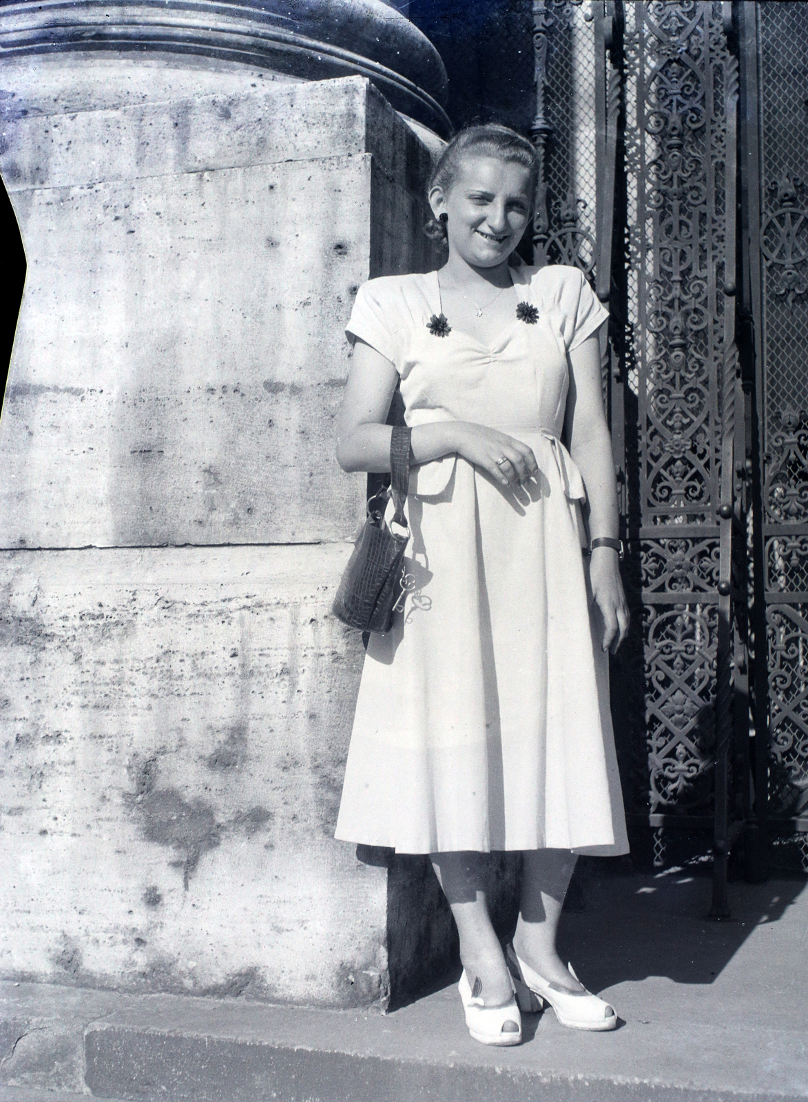 Hungary, Budapest V., Szent István tér, a felvétel a Szent István-bazilika főbejárata előtt készült., 1946, Hámori Gyula, Budapest, lady, smile, white dress, Fortepan #105044