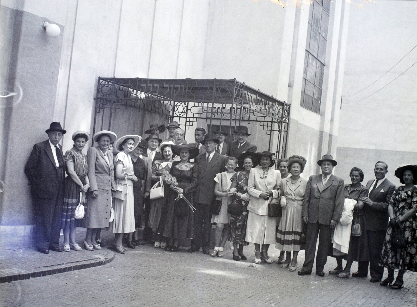 Hungary, Budapest VII., a Kazinczy utcai orthodox központ udvara, hüpe (menyegzői baldachin) a zsinagógánál., 1946, Hámori Gyula, judaism, Budapest, Hebrew script, chuppah, yellow star, Fortepan #105051