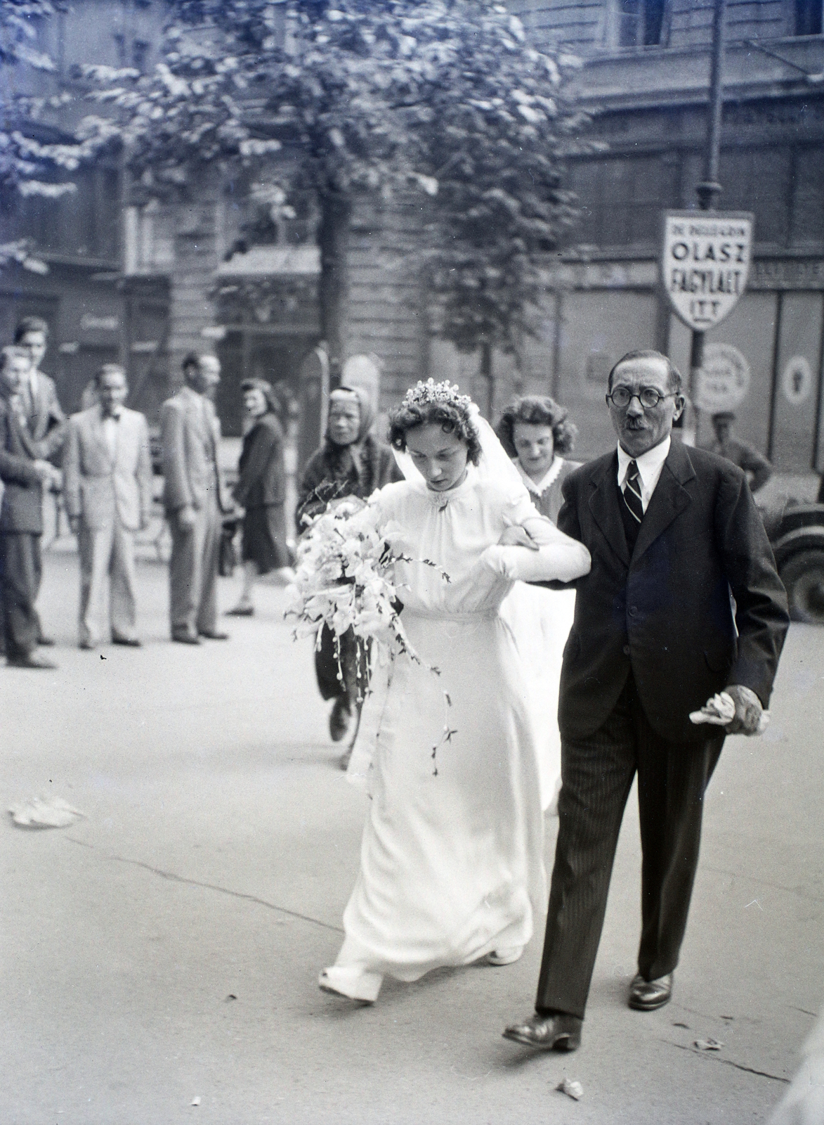 Hungary, Budapest V., Ferenciek tere, a felvétel a Belvárosi Ferences templom előtt készült., 1947, Hámori Gyula, Budapest, bride, Fortepan #105056