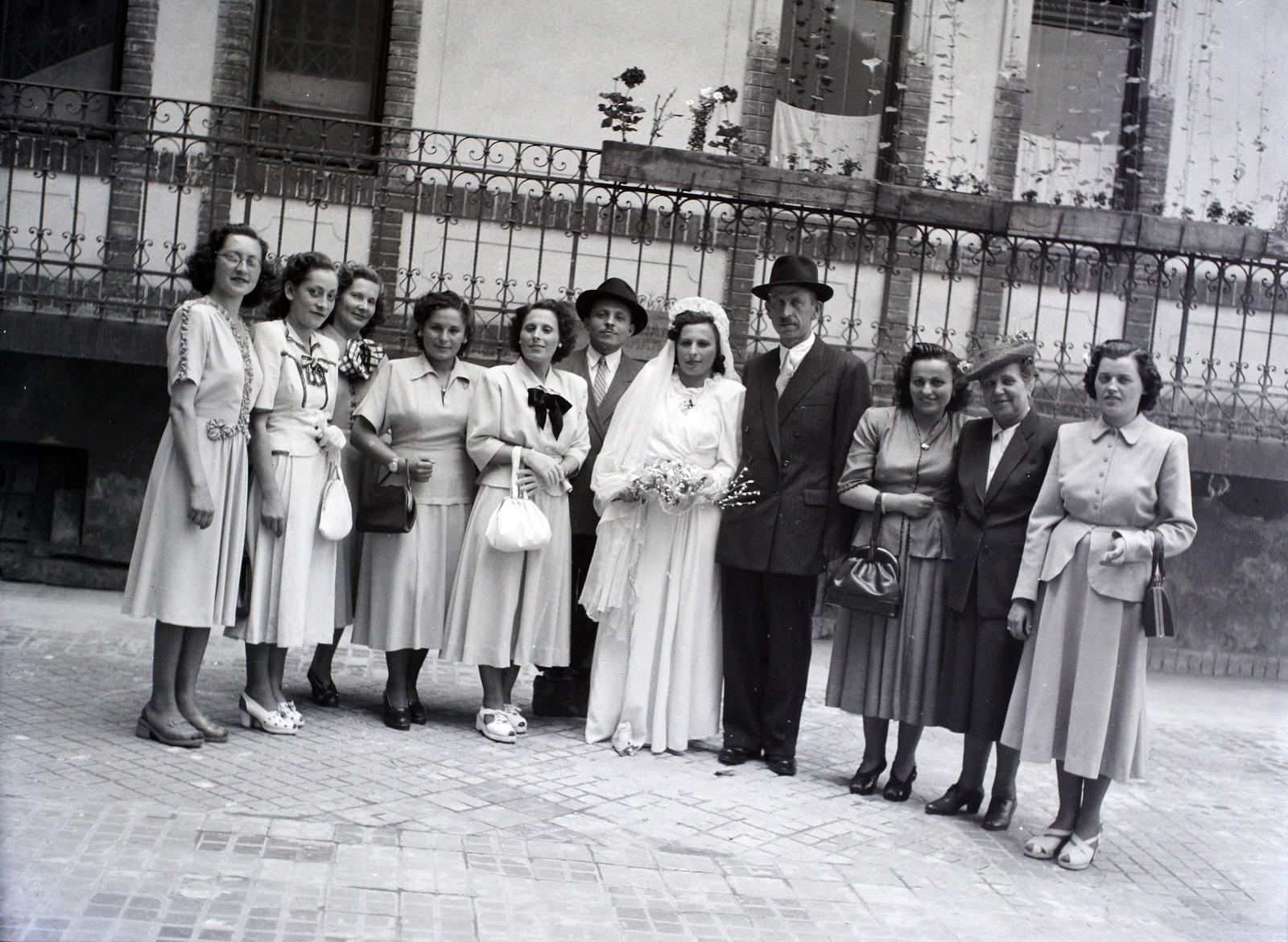 Hungary, 1946, Hámori Gyula, Budapest, gentleman, lady, railing, groom, bride, flower box, flower, Fortepan #105060