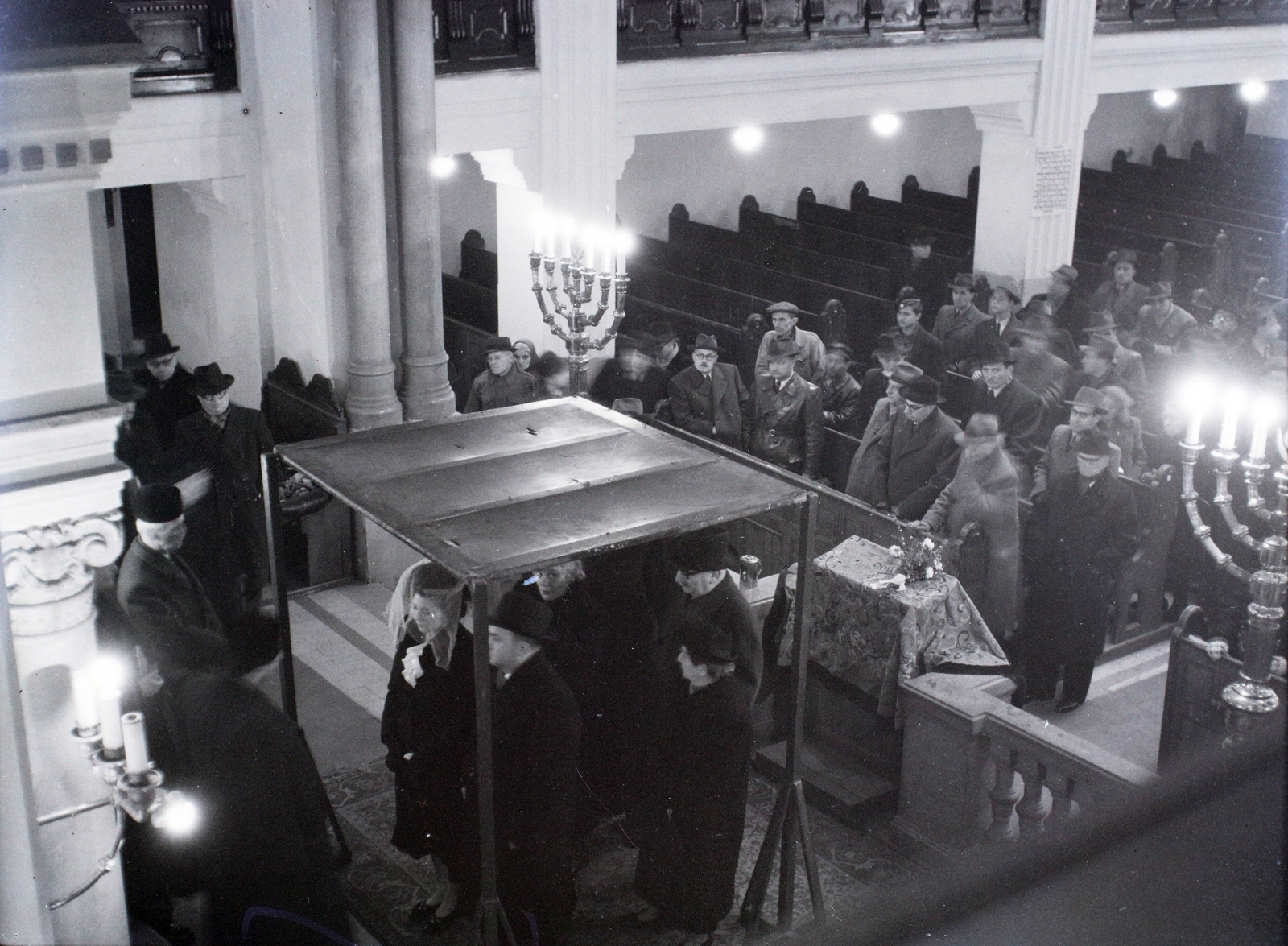 Hungary, Budapest XIII., Hegedűs Gyula (Csáky) utca 3., zsinagóga., 1946, Hámori Gyula, synagogue, judaism, Budapest, chuppah, menorah, Fortepan #105063