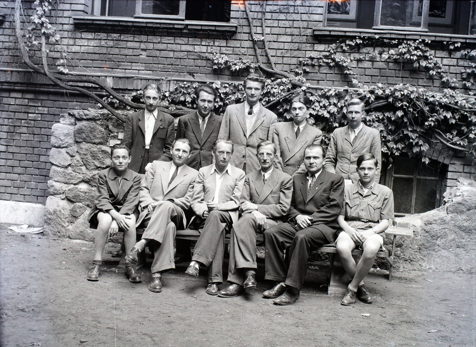 Hungary, Budapest IX., Török Pál utca, Szépmíves Líceum (később Képző- és Iparművészeti Szakközépiskola és Kollégium) udvara., 1947, Hámori Gyula, Budapest, teenager, gentleman, tableau, boys, sitting, bench, Fortepan #105066
