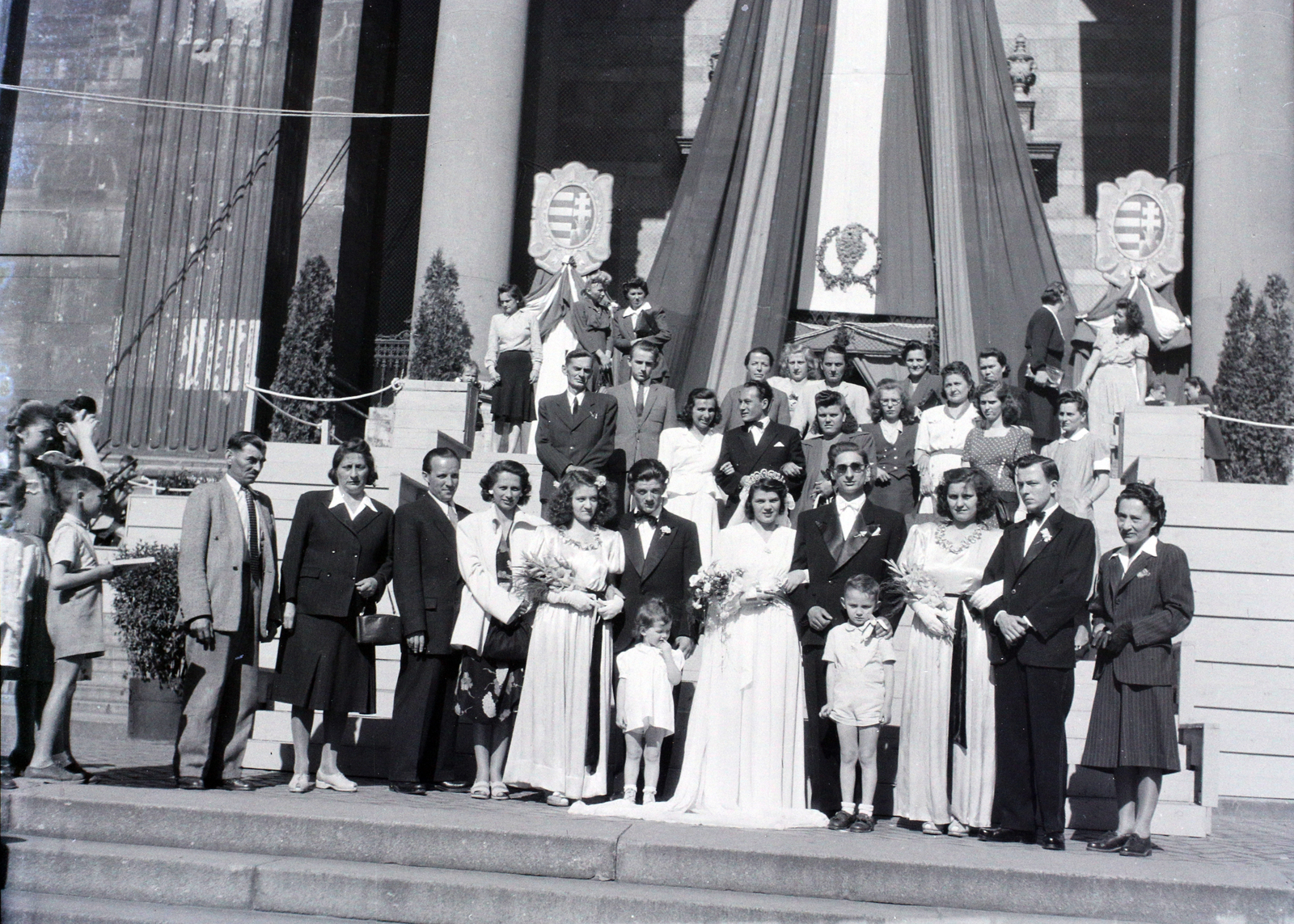 Hungary, Budapest V., Szent István tér, a felvétel a Szent István-bazilika főbejárata előtt készült., 1946, Hámori Gyula, crest, Budapest, tableau, groom, bride, Fortepan #105070