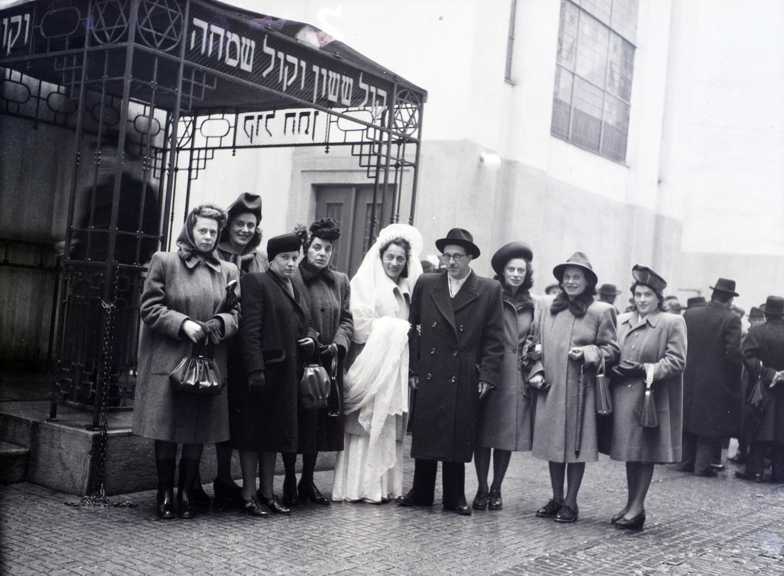 Magyarország, Budapest VII., a Kazinczy utcai orthodox központ udvara, hüpe (menyegzői baldachin) a zsinagógánál., 1947, Hámori Gyula, zsidóság, Budapest, héber írás, hüpe, Dávid csillag, Fortepan #105072