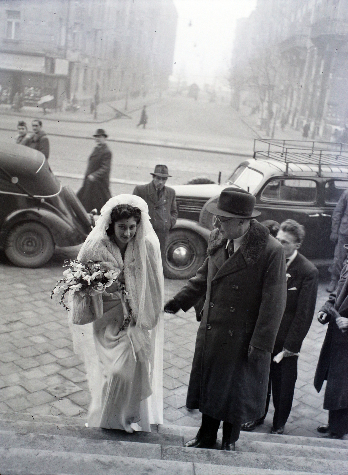 Hungary, Budapest IX., Bakáts tér az Assisi Szent Ferenc-templom előtt, szemben a Bakáts utca., 1948, Hámori Gyula, Budapest, plan view, bride, stairs, Fortepan #105075