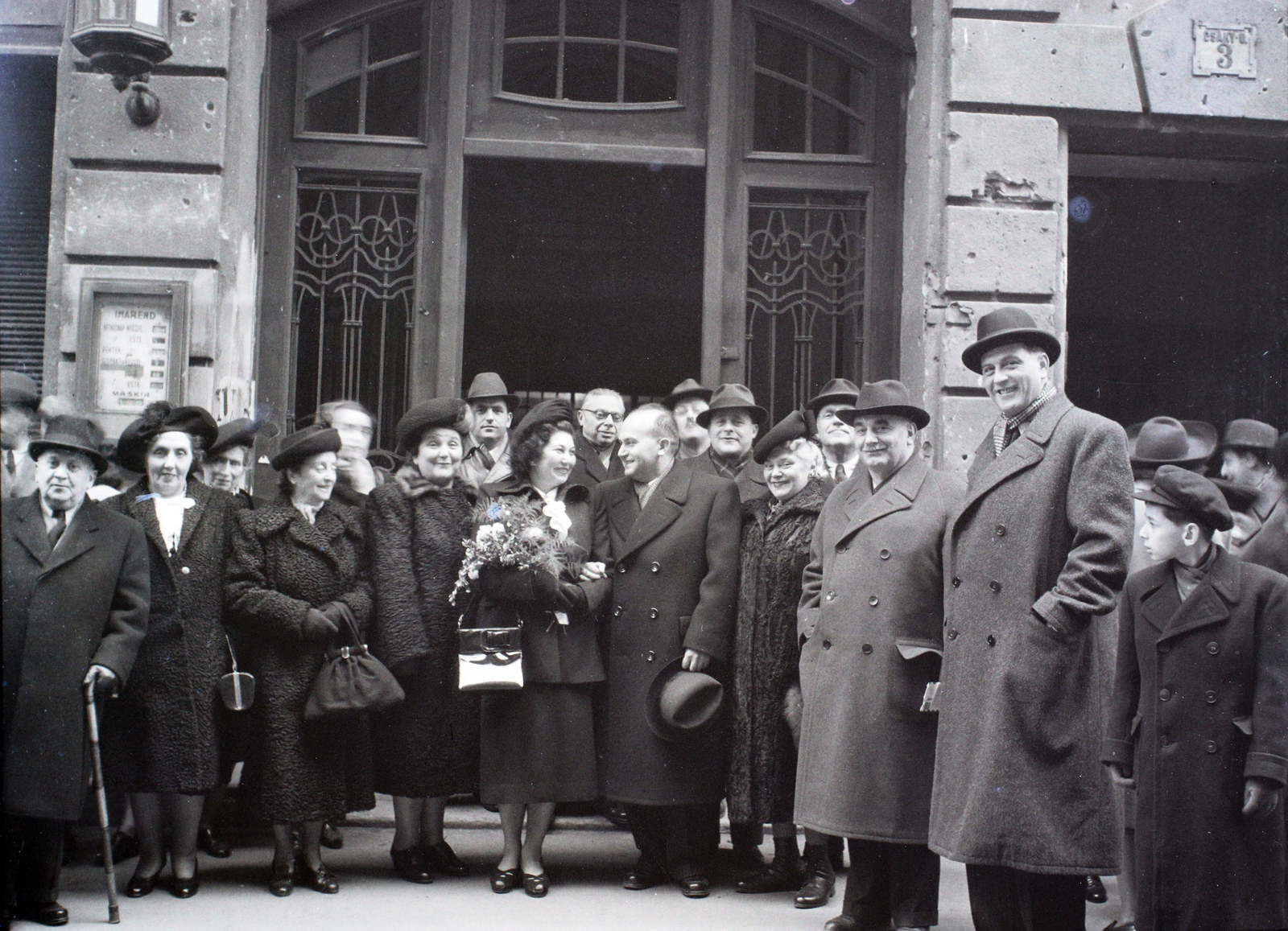 Magyarország, Budapest XIII., Hegedűs Gyula (Csáky) utca 3., a zsinagóga bejárata., 1946, Hámori Gyula, Budapest, úriember, hölgy, csoportkép, mosoly, kabát, kalap, Fortepan #105078