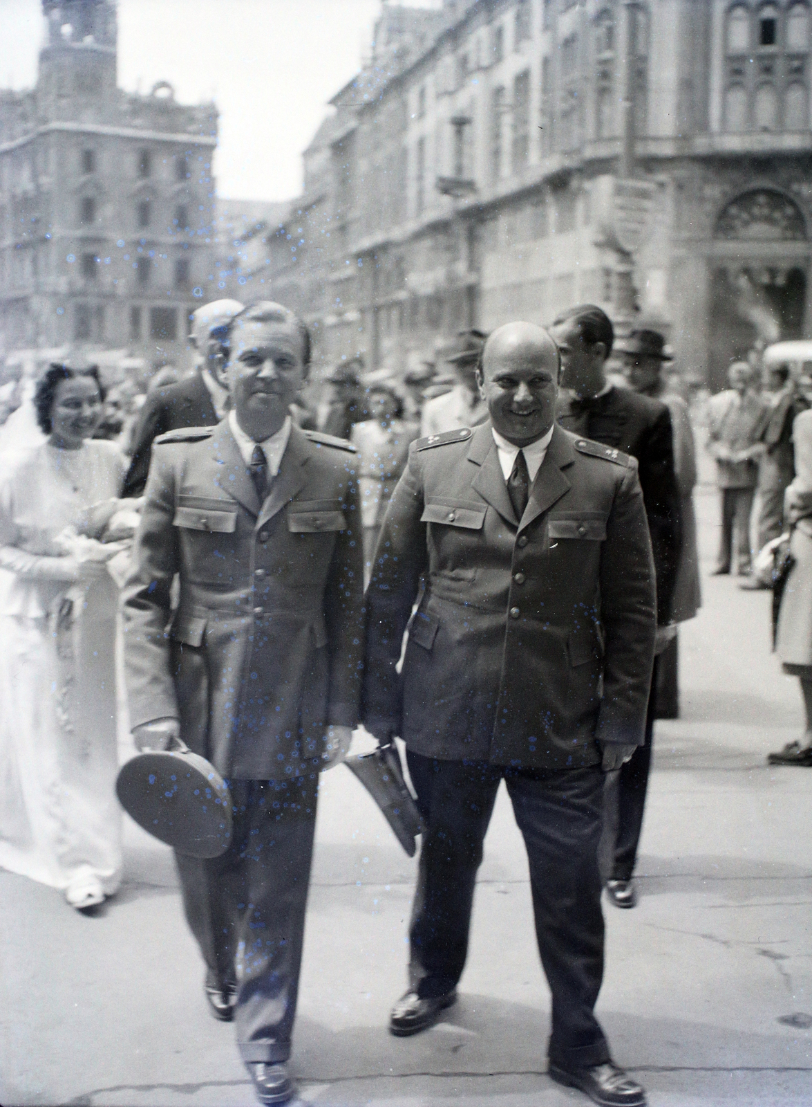 Hungary, Budapest V., Ferenciek tere a Belvárosi Ferences templom előtt, háttérben az ekkori Apponyi tér., 1946, Hámori Gyula, Budapest, uniform, bride, Fortepan #105079