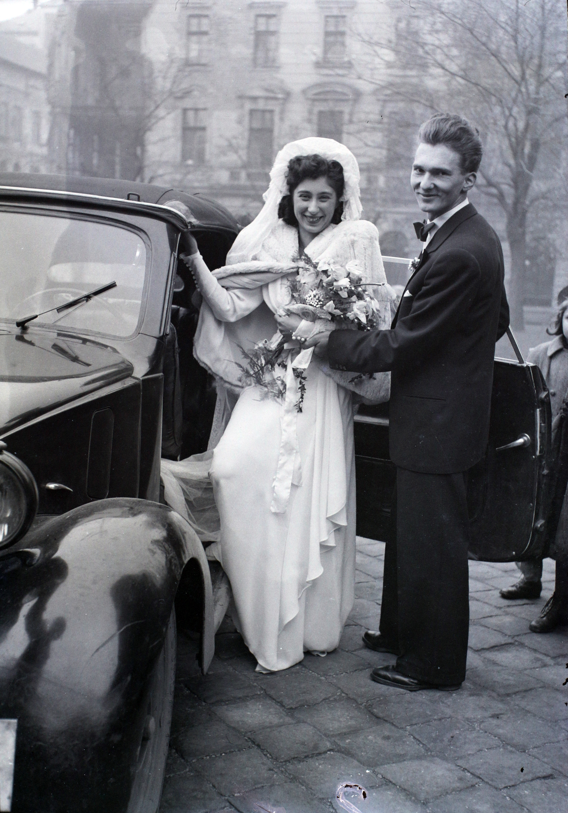 Hungary, Budapest IX., Bakáts tér, a felvétel az Assisi Szent Ferenc-templom előtt készült., 1947, Hámori Gyula, Budapest, smile, entering the car, Fortepan #105081