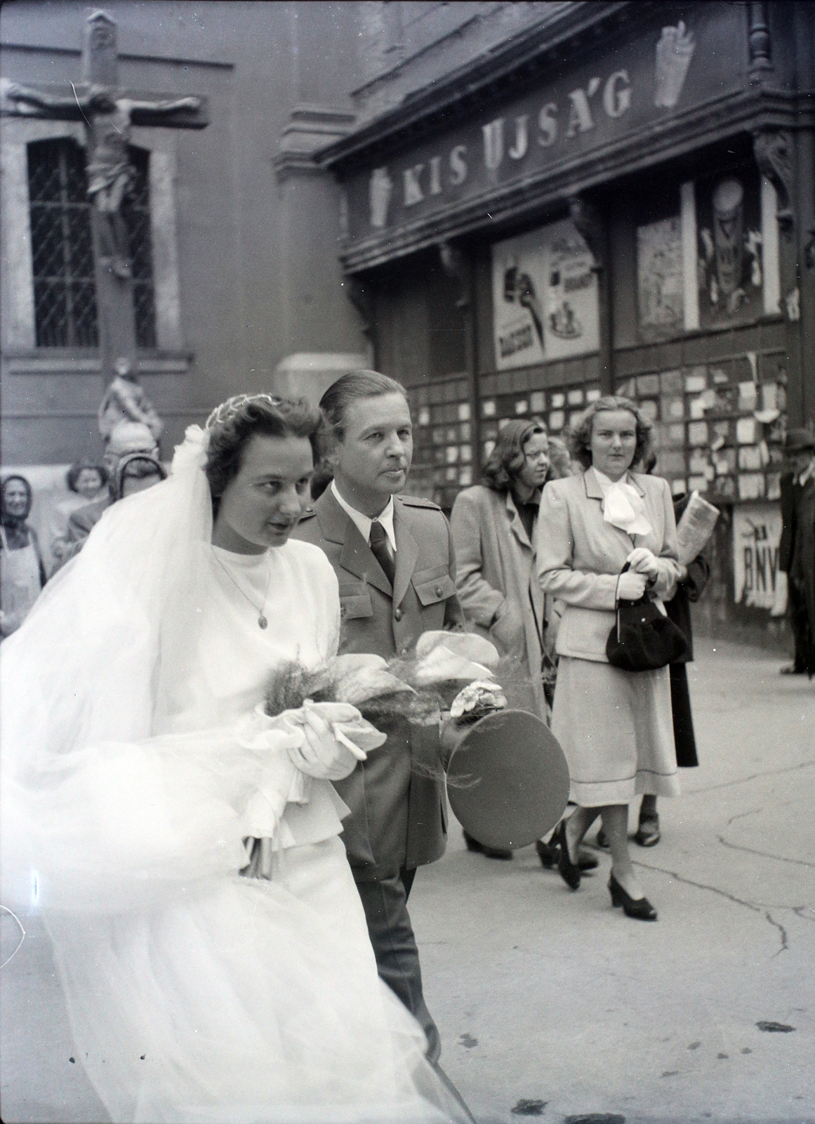 Hungary, Budapest V., Ferenciek tere a Belvárosi Ferences templom előtt., 1946, Hámori Gyula, bride, Baroque-style, Catholic Church, crucifix, Budapest, Franciscans, Fortepan #105082