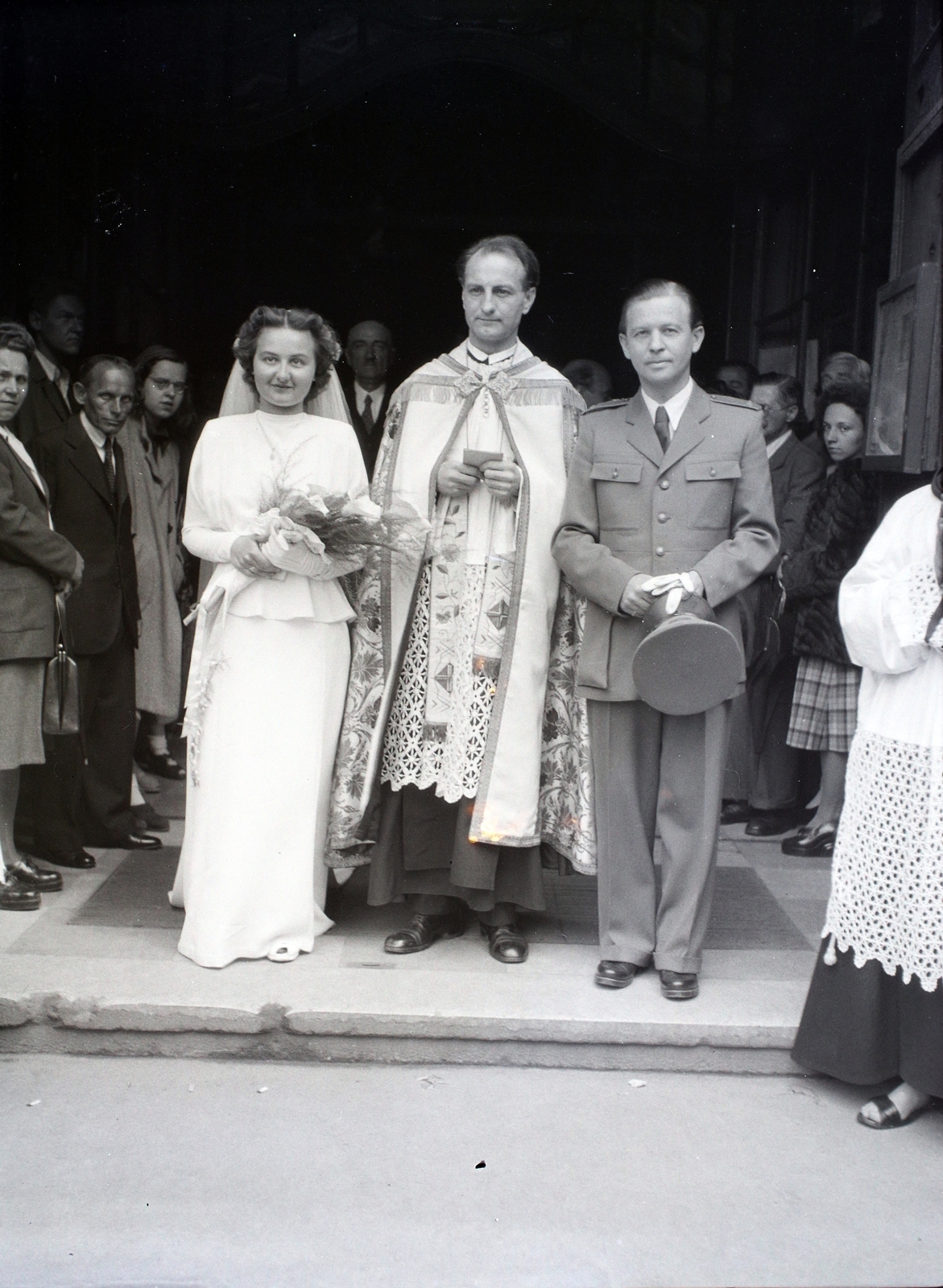 Hungary, Budapest V., Ferenciek tere, Belvárosi Ferences Templom., 1946, Hámori Gyula, wedding ceremony, Budapest, priest, groom, bride, Fortepan #105083