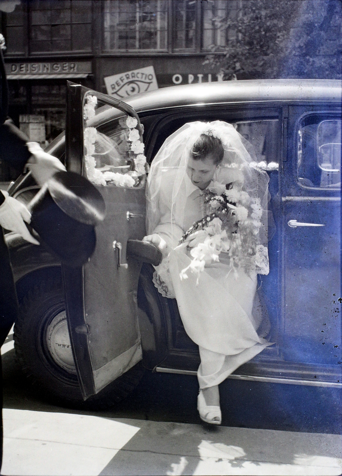 Hungary, Budapest V., Ferenciek tere (Apponyi tér) a Belvárosi Ferences templom előtt., 1946, Hámori Gyula, bride, Budapest, Fortepan #105084