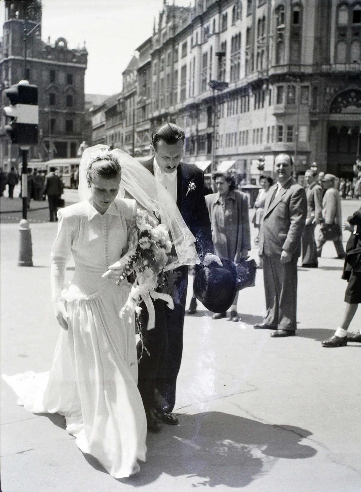 Hungary, Budapest V., Ferenciek tere a Belvárosi Ferences templom előtt, háttérben az ekkori Apponyi tér., 1946, Hámori Gyula, wedding ceremony, bride, Budapest, groom, Fortepan #105085