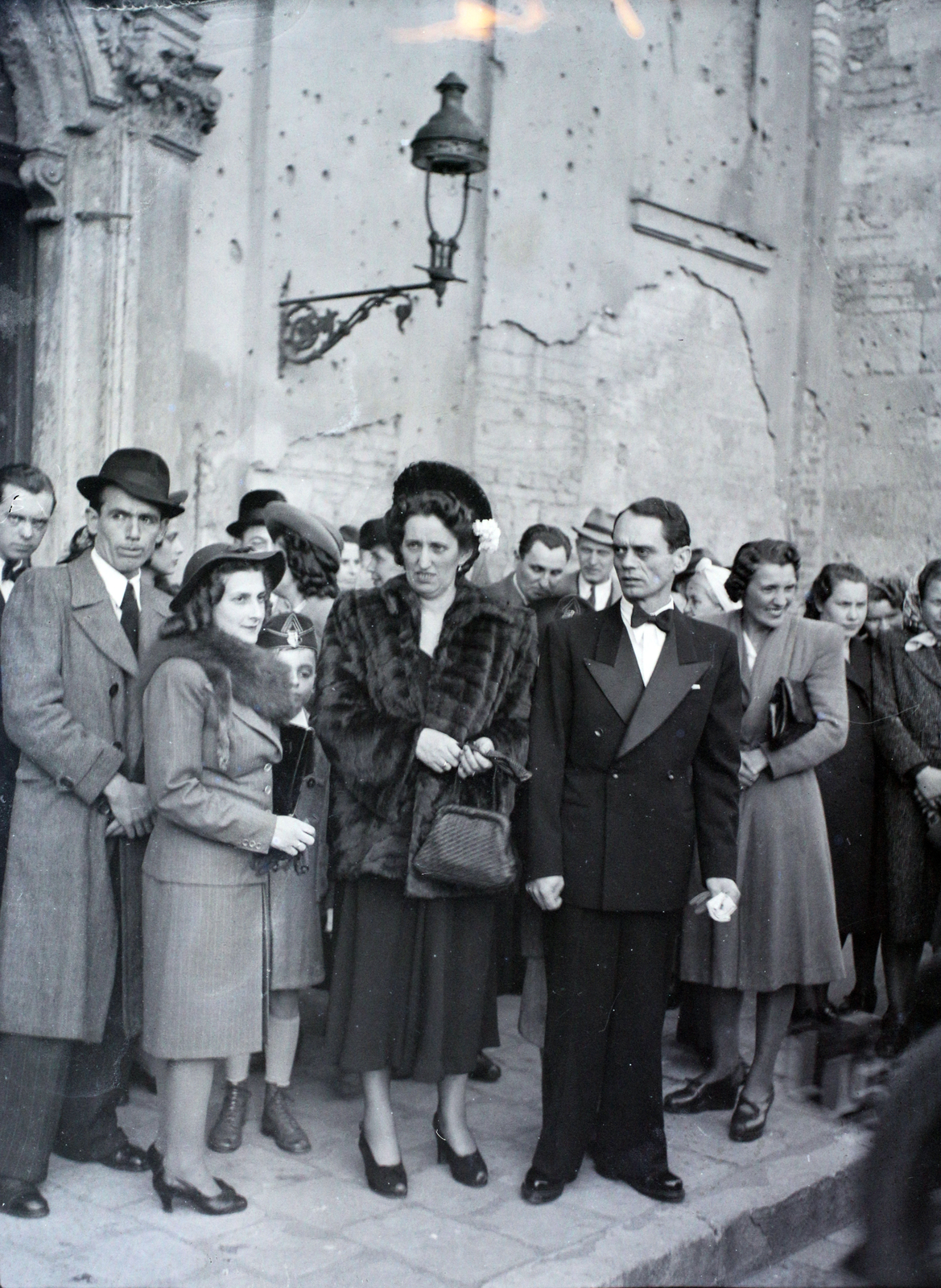 Hungary, Budapest V., Március 15. (Eskü) tér, a felvétel a Belvárosi Nagyboldogasszony Főplébánia-templom kapujánál készült., 1947, Hámori Gyula, Budapest, wedding ceremony, bullet hole, Fortepan #105087