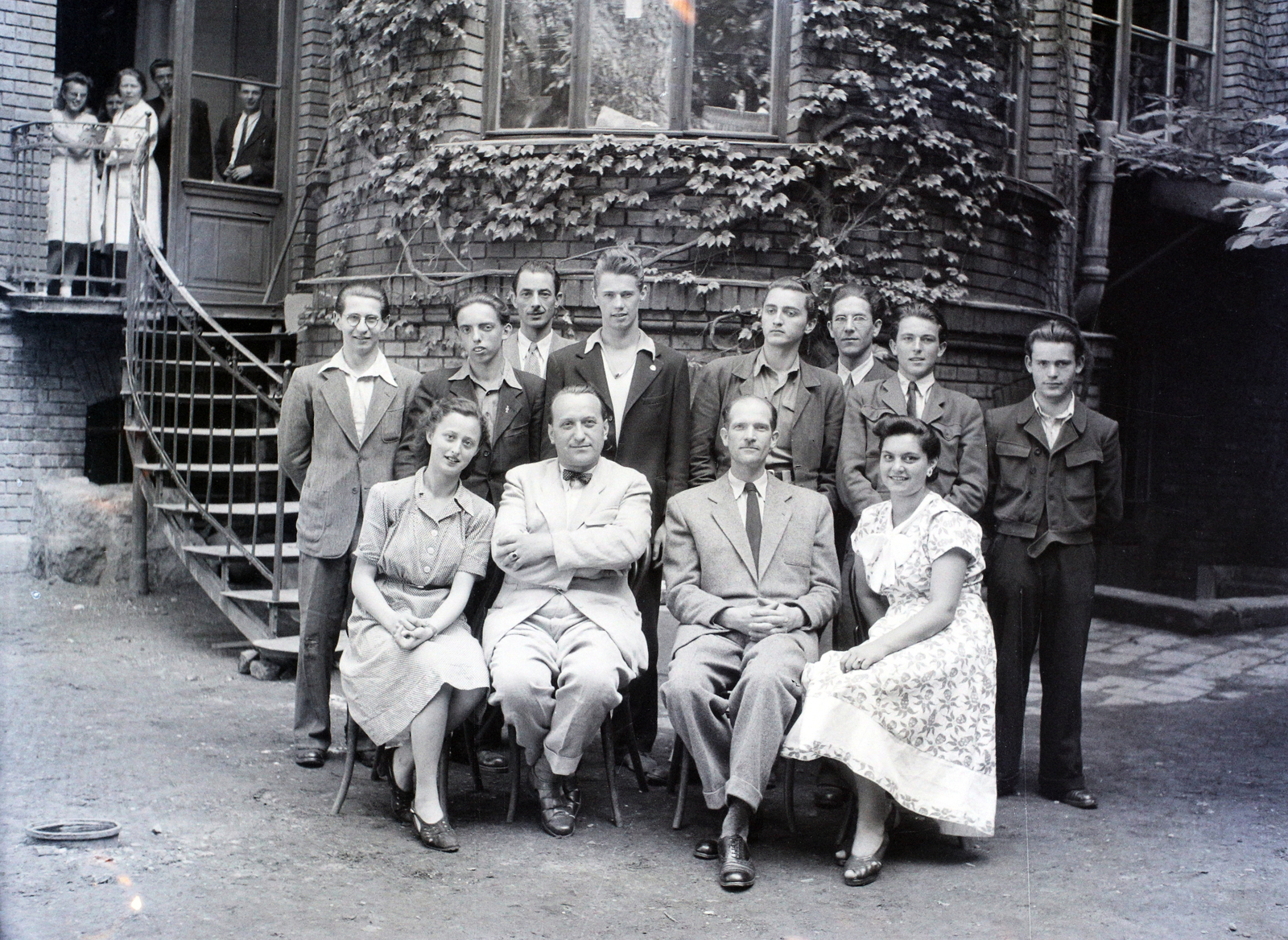 Hungary, Budapest IX., Török Pál utca, Szépmíves Líceum (később Képző- és Iparművészeti Szakközépiskola és Kollégium) udvara., 1947, Hámori Gyula, Budapest, lady, gentleman, tableau, curiosity, Fortepan #105094
