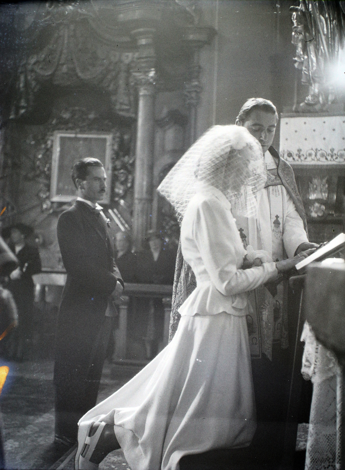 Hungary, Budapest V., Szervita tér, Belvárosi Szent Anna-templom (szervita templom)., 1946, Hámori Gyula, wedding ceremony, Baroque-style, Catholic Church, altar, church interior, Budapest, kneeling, Servite Order, János Hölbling-design, János György Pauer-design, groom, bride, Fortepan #105099