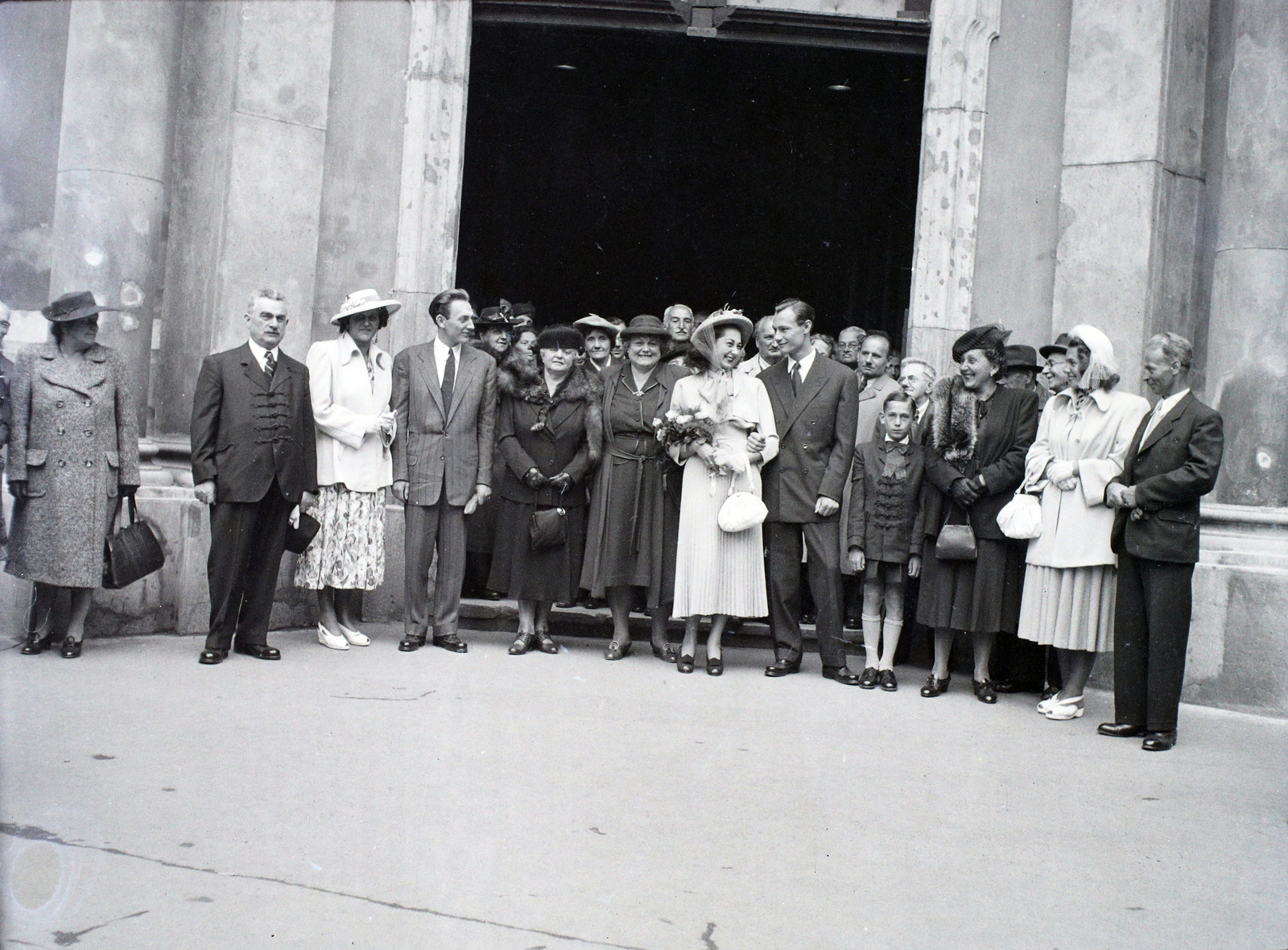 Hungary, Budapest V., Ferenciek tere, Belvárosi Ferences templom., 1946, Hámori Gyula, Baroque-style, Catholic Church, Budapest, Franciscans, groom, bride, Fortepan #105100
