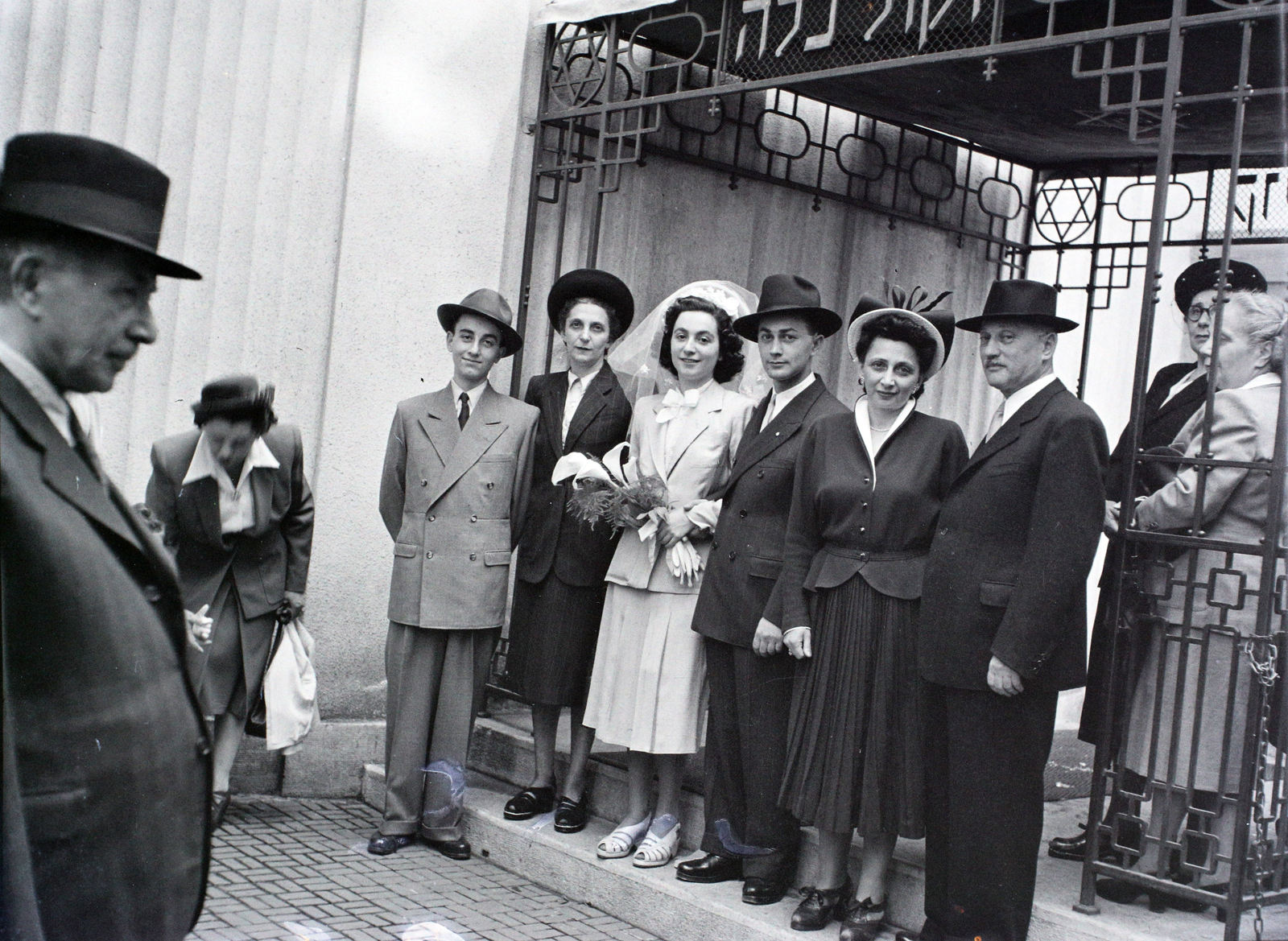 Hungary, Budapest VII., a Kazinczy utcai orthodox központ udvara, hüpe (menyegzői baldachin) a zsinagógánál., 1947, Hámori Gyula, judaism, Budapest, chuppah, Fortepan #105105