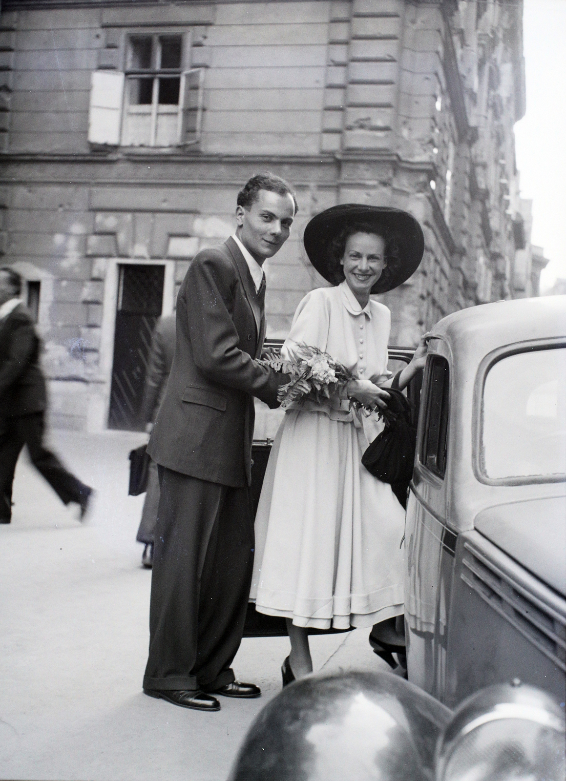 Hungary, Budapest V., Papnövelde (Prohászka Ottokár) utca az Egyetemi templom előtt., 1946, Hámori Gyula, Budapest, smile, groom, bride, entering the car, Fortepan #105114