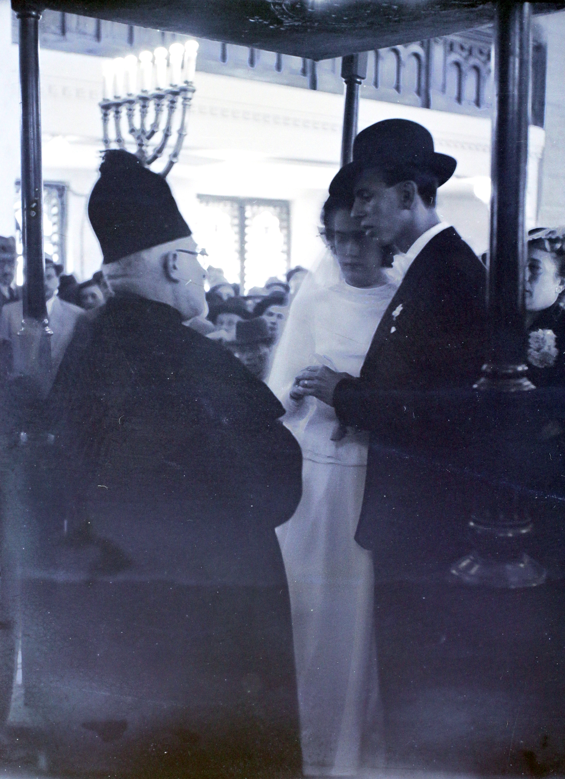 Hungary, Budapest VII., Bethlen Gábor tér, zsinagóga. A szertartást dr. Schwarcz Benjámin a körzet főrabbija végzi., 1946, Hámori Gyula, judaism, Budapest, menorah, groom, bride, Fortepan #105116