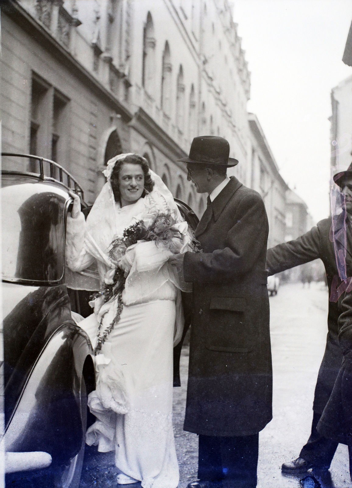 Magyarország, Budapest VII., Kazinczy utca a zsinagógától a Wesselényi utca felé nézve., 1947, Hámori Gyula, Budapest, autóba szállás, menyasszony, vőlegény, Fortepan #105126