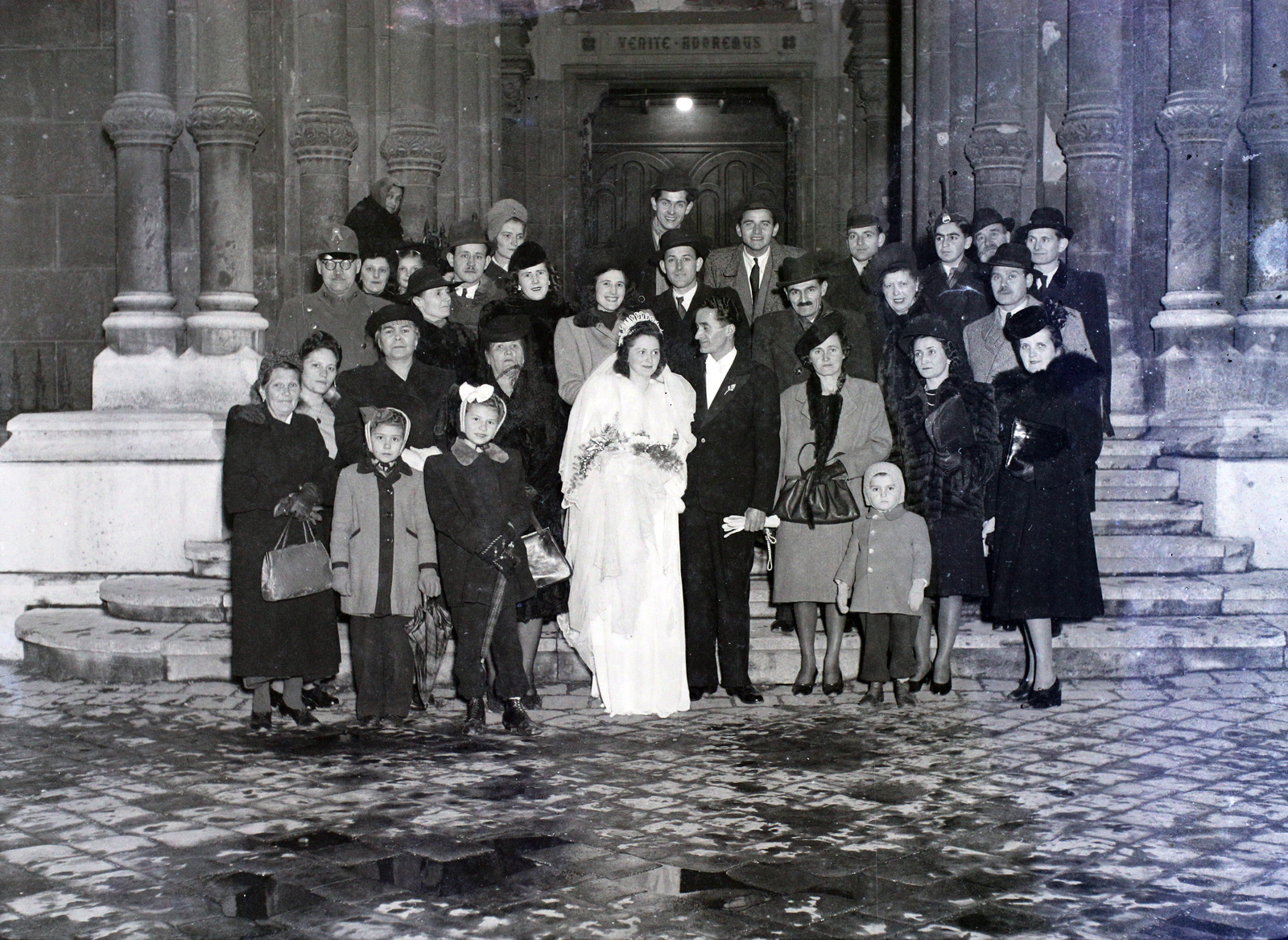 Hungary, Budapest IX., Bakáts tér, Assisi Szent Ferenc-templom., 1946, Hámori Gyula, Budapest, groom, bride, Fortepan #105128