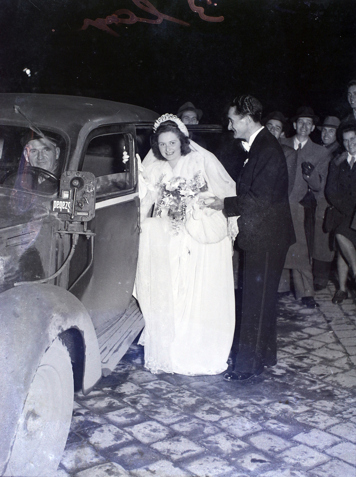 Hungary, 1946, Hámori Gyula, Budapest, groom, bride, entering the car, Fortepan #105129