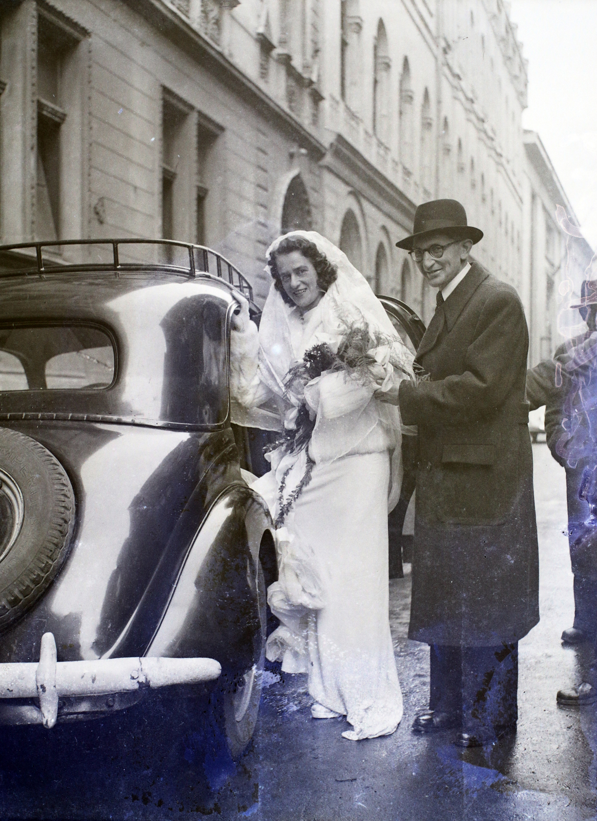 Hungary, Budapest VII., Kazinczy utca a zsinagógától a Wesselényi utca felé nézve., 1947, Hámori Gyula, Budapest, entering the car, bride, Fortepan #105130