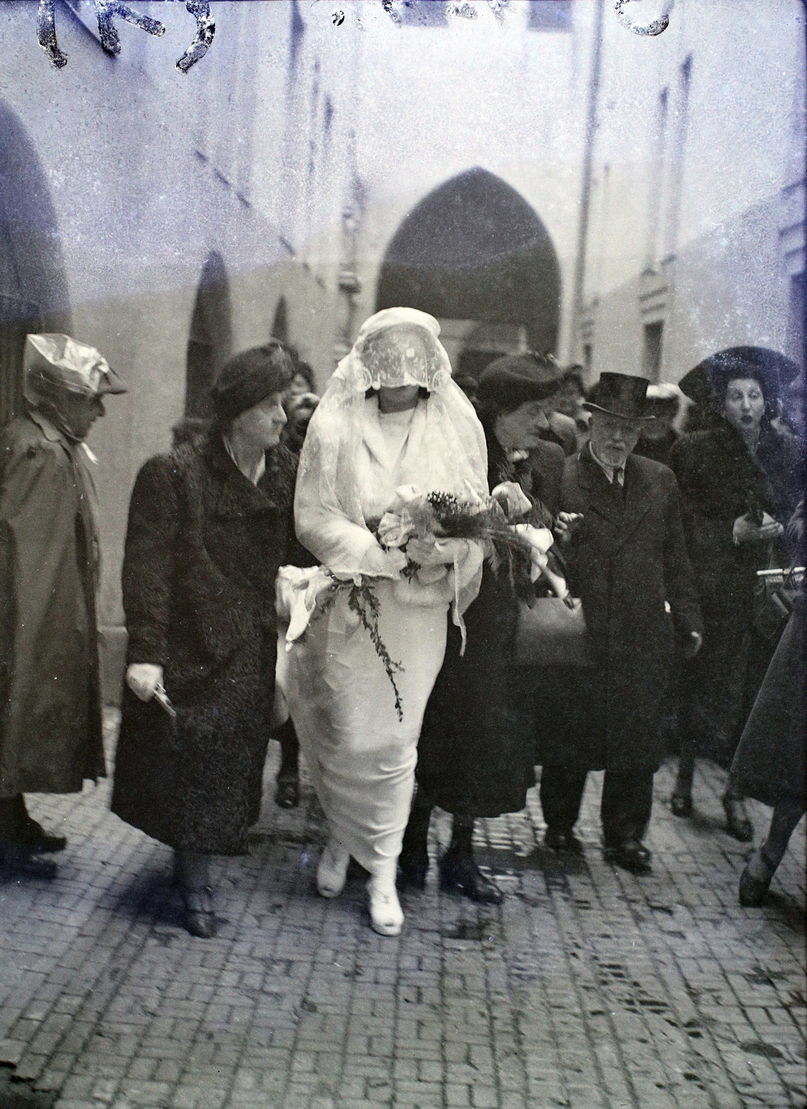 Magyarország, Budapest VII., a Kazinczy utcai orthodox központ udvara a zsinagógánál., 1947, Hámori Gyula, Budapest, menyasszony, fátyol, Fortepan #105132