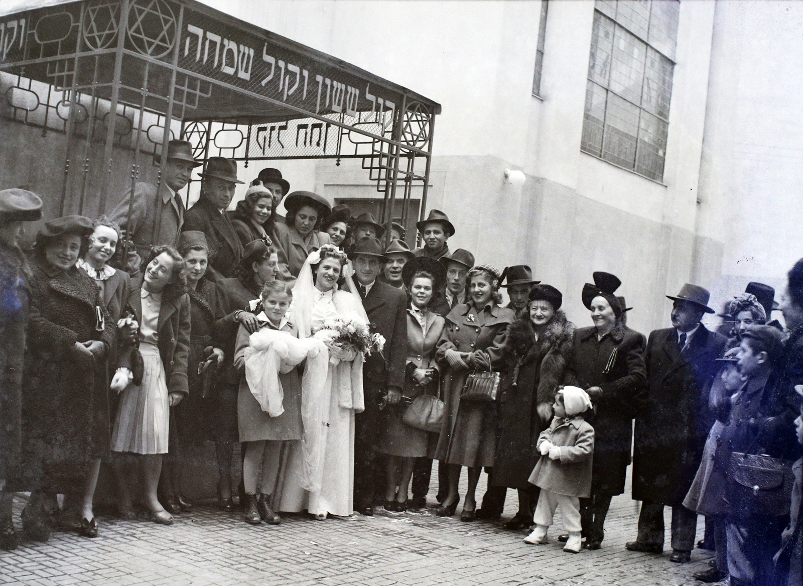 Hungary, Budapest VII., a Kazinczy utcai orthodox központ udvara, hüpe (menyegzői baldachin) a zsinagógánál., 1947, Hámori Gyula, judaism, Budapest, Hebrew script, chuppah, yellow star, Fortepan #105133