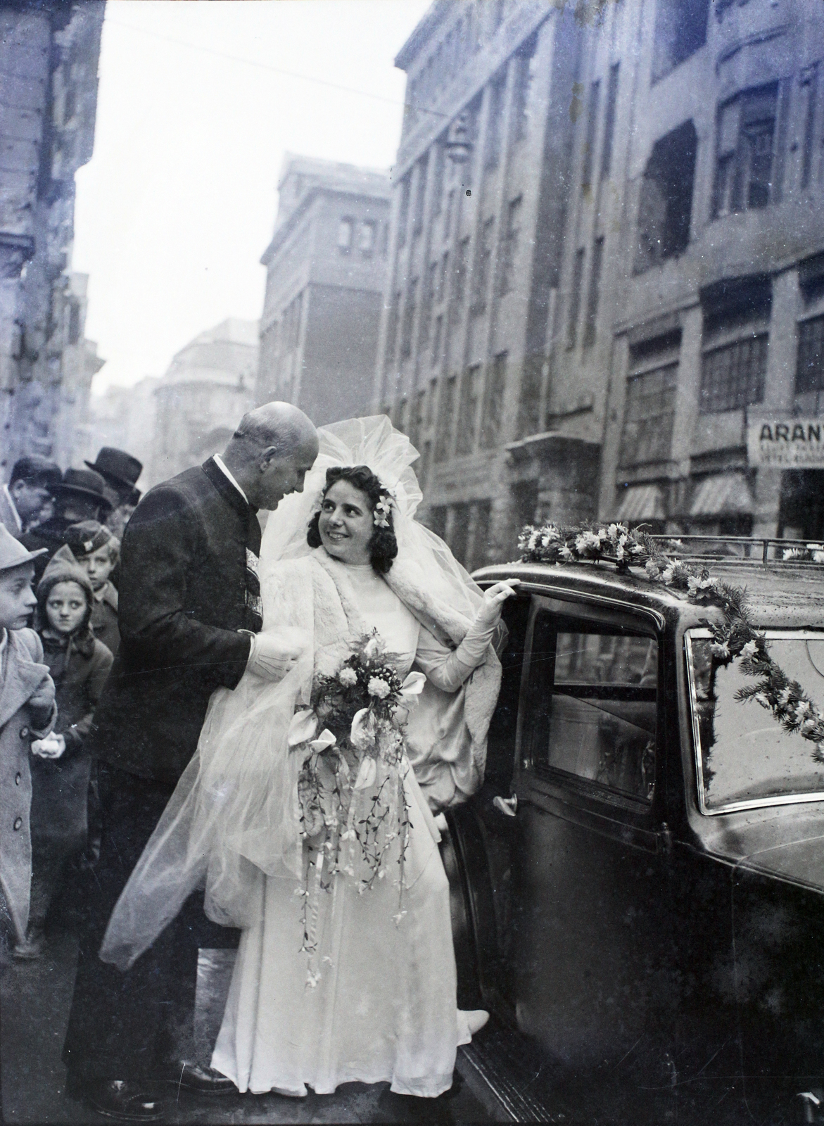 Hungary, Budapest V., Papnövelde (Prohászka Ottokár) utca az Egyetemi templom előtt., 1947, Hámori Gyula, Budapest, entering the car, bride, groom, Fortepan #105140