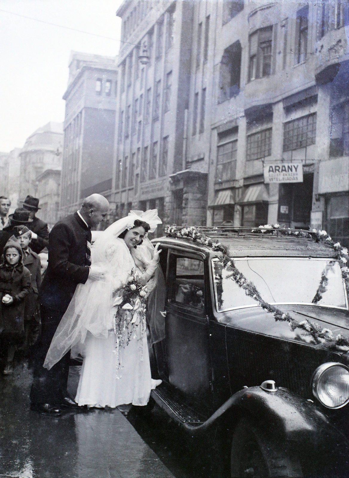 Magyarország, Budapest V., Papnövelde (Prohászka Ottokár) utca az Egyetemi templom előtt., 1947, Hámori Gyula, Budapest, autóba szállás, menyasszony, vőlegény, cégtábla, virágdíszítés, Fortepan #105141