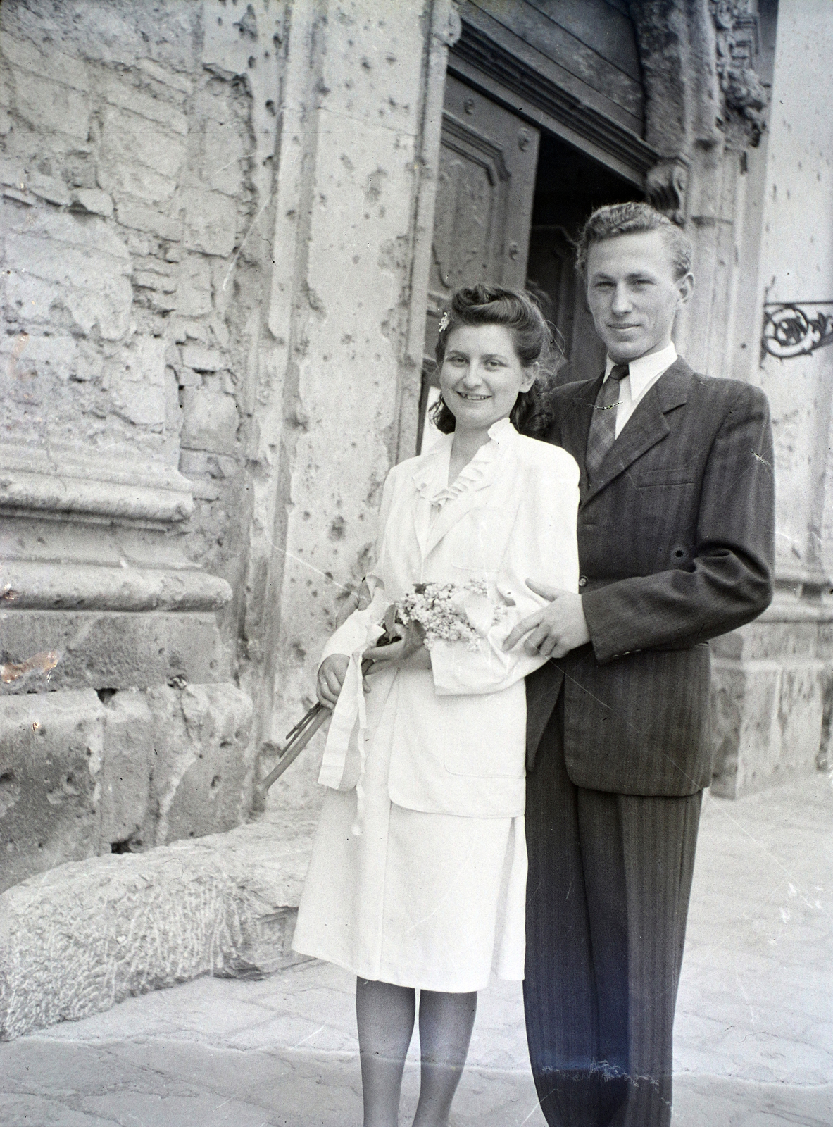 Hungary, Budapest V., Március 15. (Eskü) tér, Belvárosi Nagyboldogasszony Főplébánia-templom., 1947, Hámori Gyula, Budapest, bride, groom, Fortepan #105144