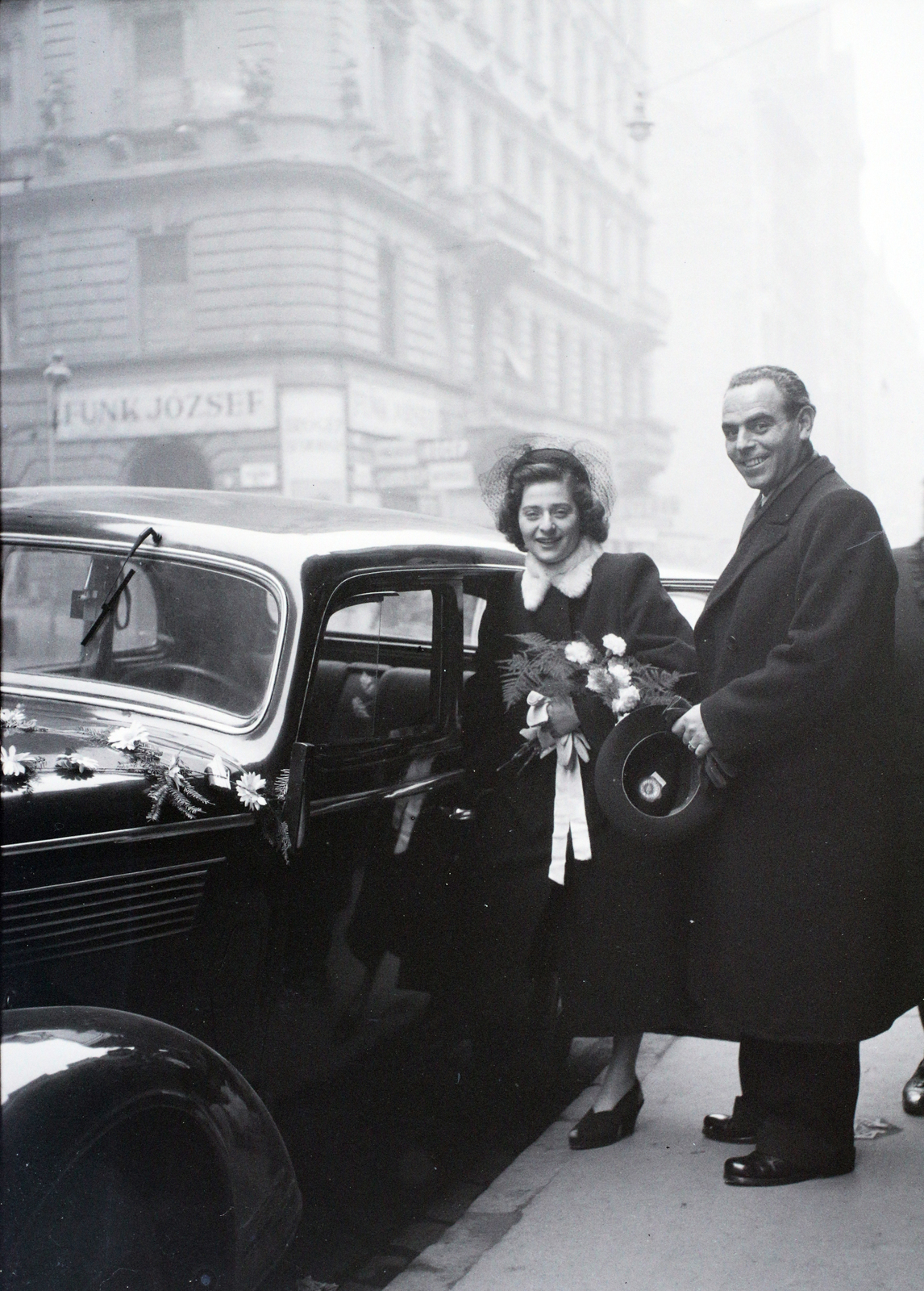 Magyarország, Budapest XIII., Hegedűs Gyula (Csáky) utca, balra a Vígszínház utca torkolata. A felvétel a zsinagóga előtt készült., 1946, Hámori Gyula, Budapest, vőlegény, menyasszony, autóba szállás, Fortepan #105145