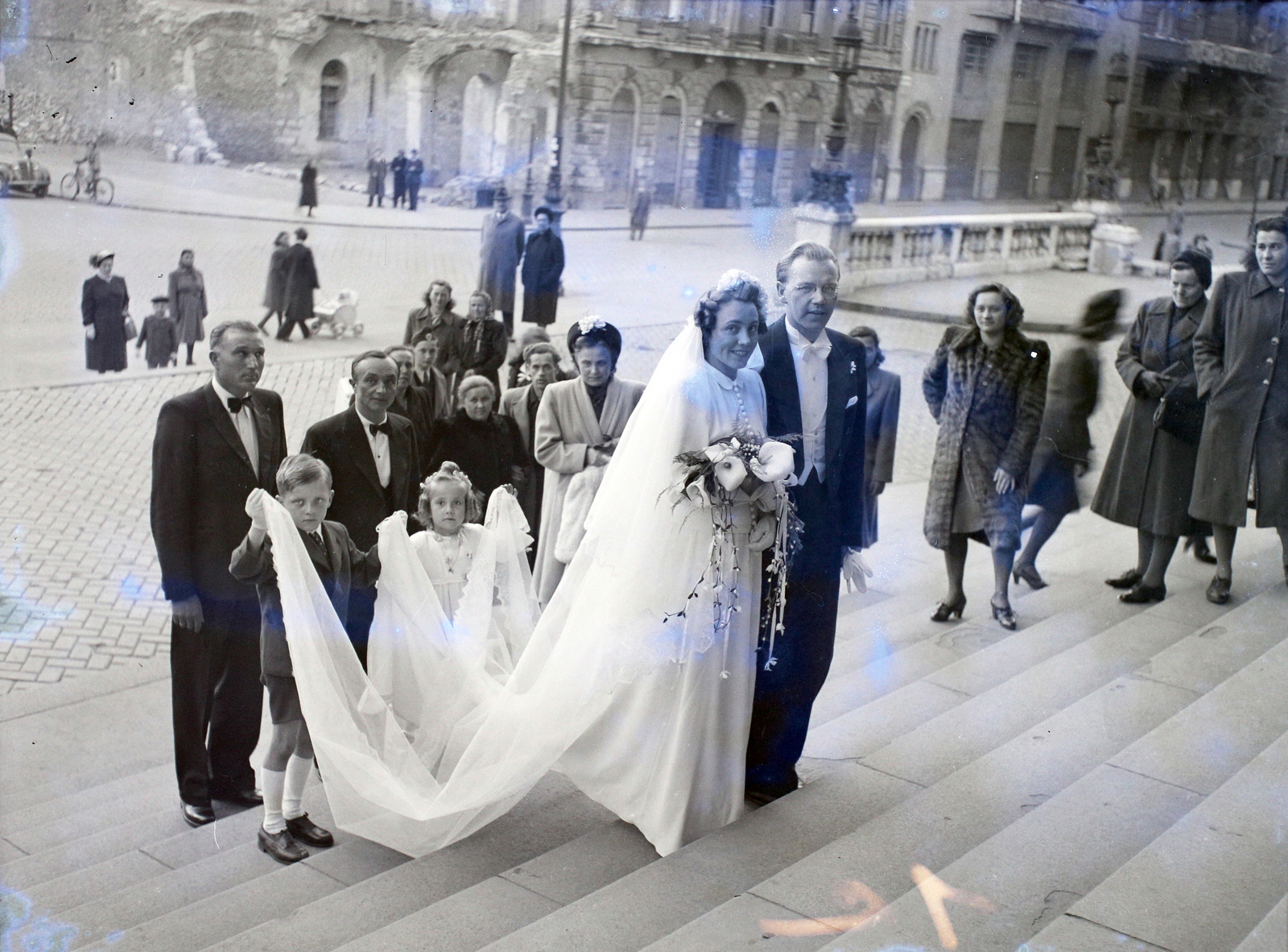 Hungary, Budapest V., Szent István tér a Szent István-bazilika főbejárata előtt, háttérben jobbra a Hercegprímás (Wekerle Sándor) utca házsora., 1946, Hámori Gyula, Budapest, kids, groom, bride, Fortepan #105147