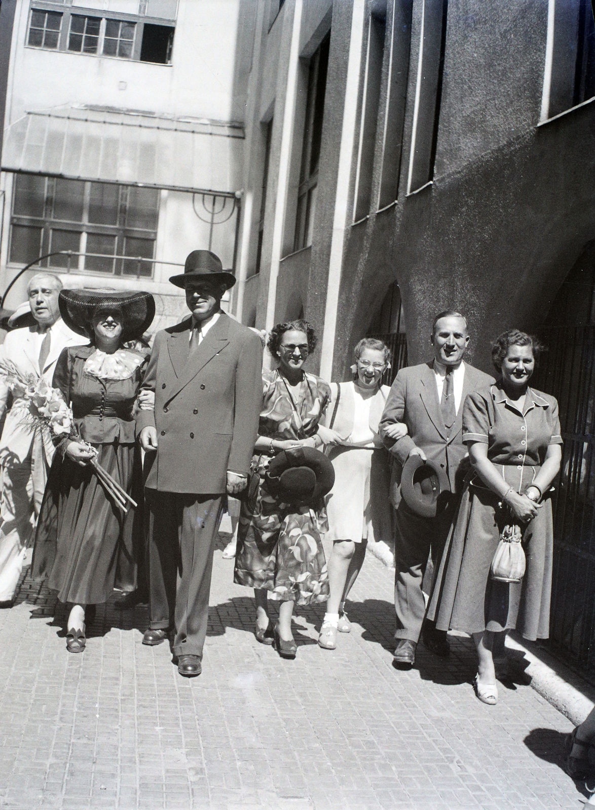 Magyarország, Budapest VII., a Kazinczy utcai orthodox központ udvara a zsinagógánál., 1947, Hámori Gyula, Budapest, menyasszony, vőlegény, esküvő, csoportkép, Fortepan #105149