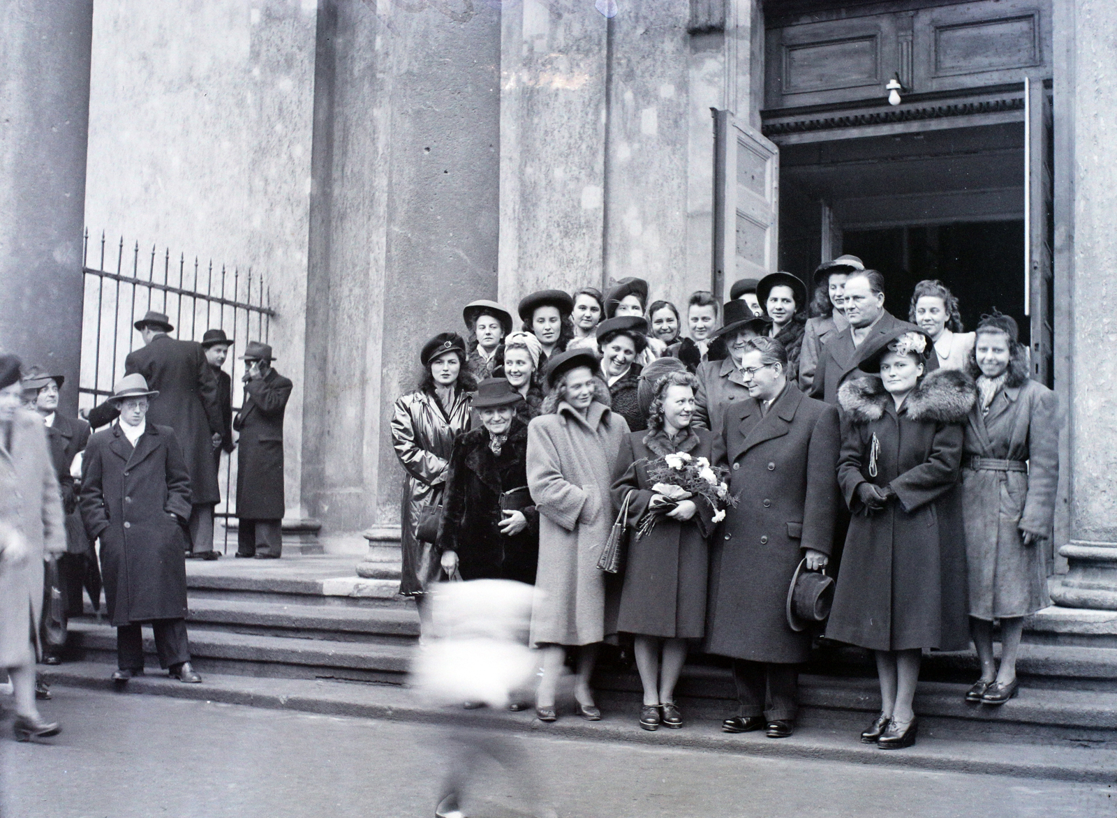 Hungary, Budapest IX., Kálvin tér, református templom., 1947, Hámori Gyula, Budapest, bride, groom, wedding ceremony, tableau, Fortepan #105152