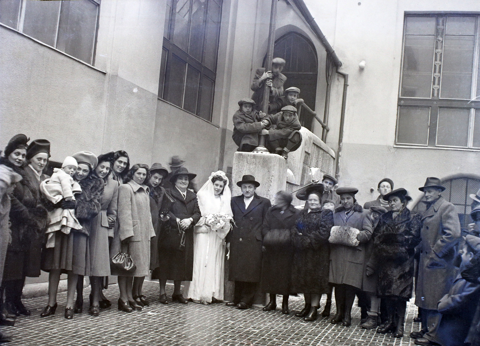 Hungary, Budapest VII., a Kazinczy utcai orthodox központ udvara a zsinagógánál., 1947, Hámori Gyula, Budapest, bride, wedding ceremony, tableau, Fortepan #105153