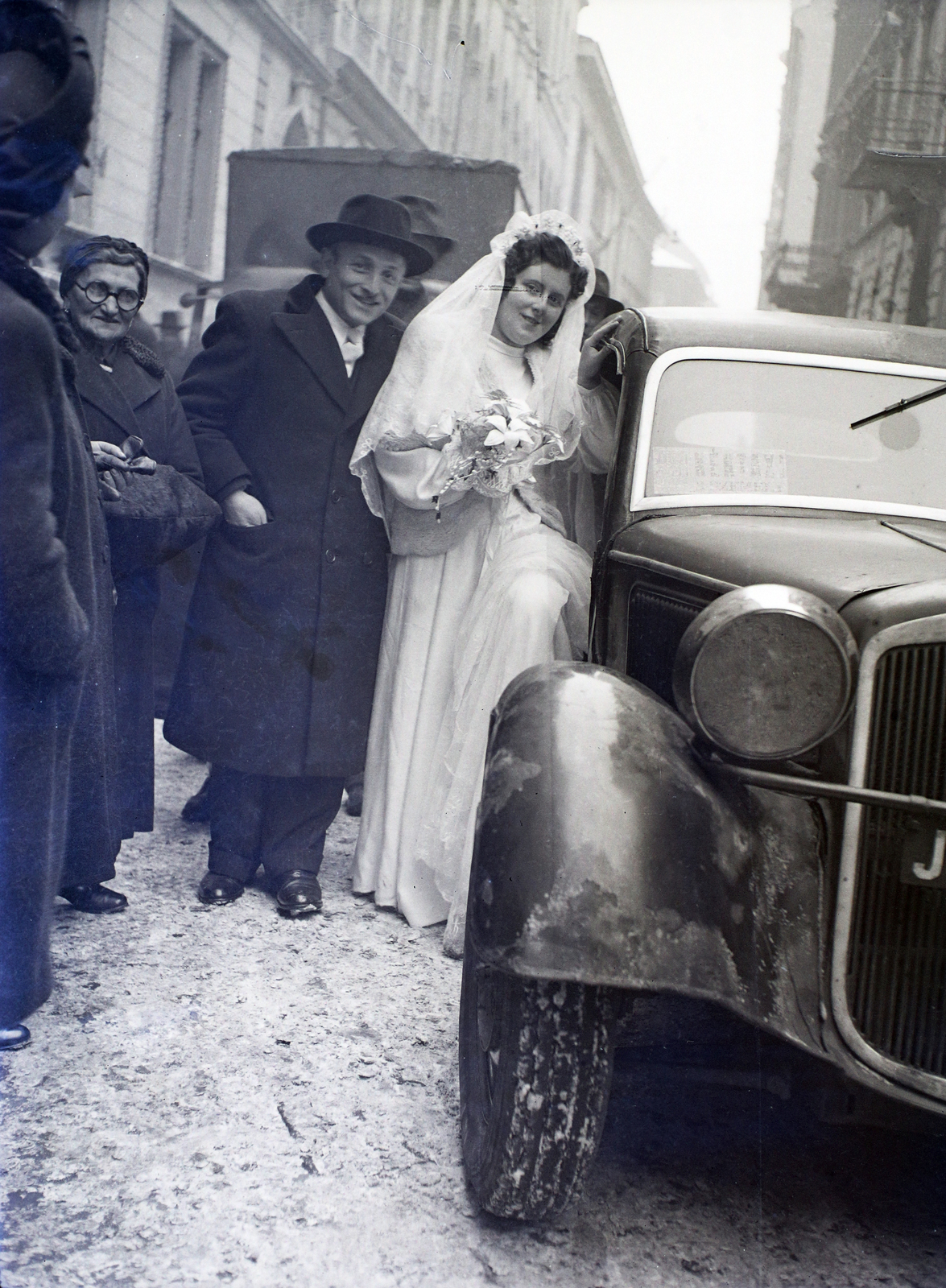 Hungary, Budapest VII., Kazinczy utca, a zsinagógától a Wesselényi utca felé nézve., 1947, Hámori Gyula, winter, taxicab, bride, automobile, Budapest, entering the car, Fortepan #105154