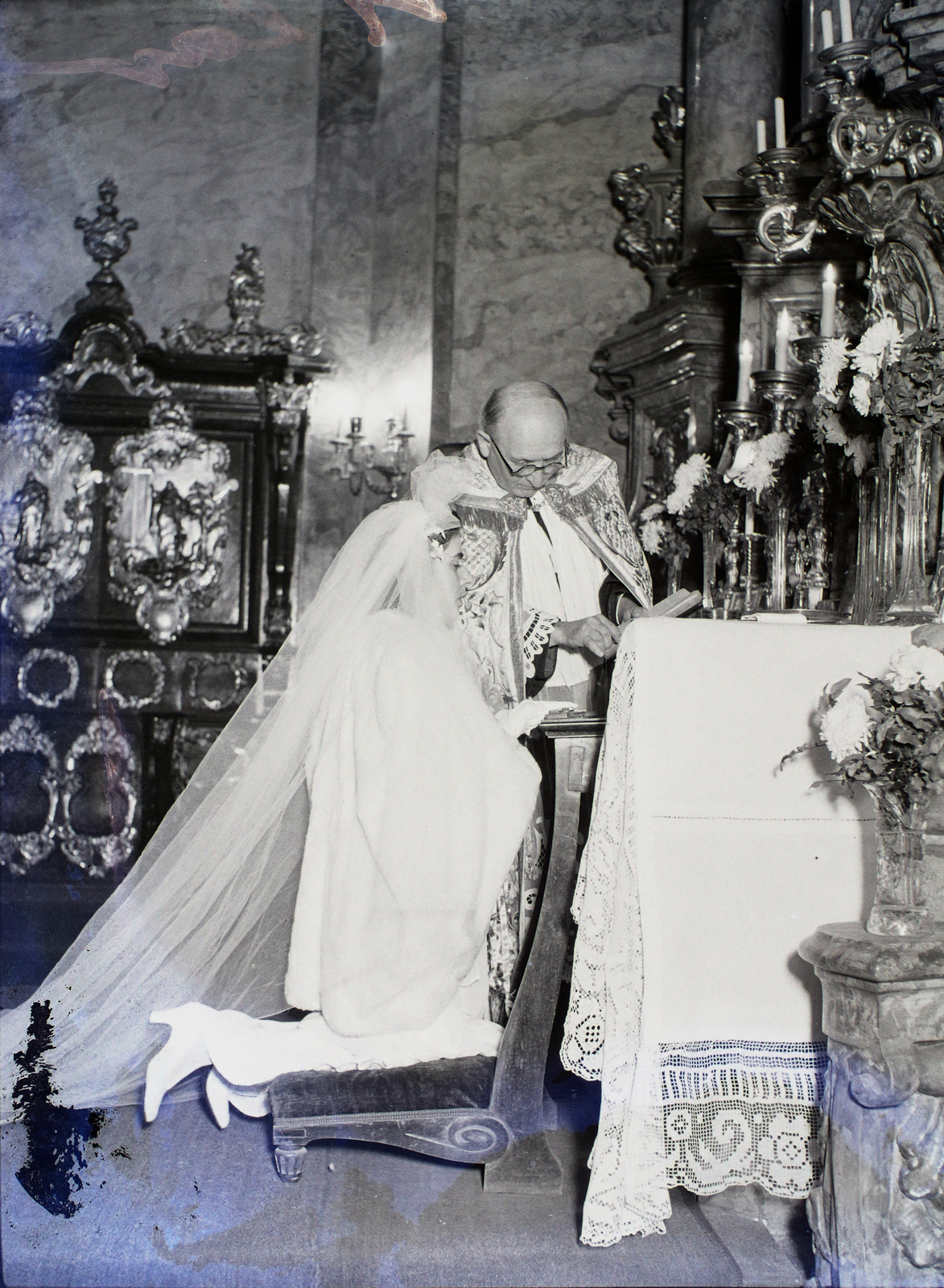 Hungary, Budapest V., Papnövelde (Prohászka Ottokár) utca, Egyetemi templom., 1947, Hámori Gyula, altar, Budapest, bride, kneeling, Fortepan #105155