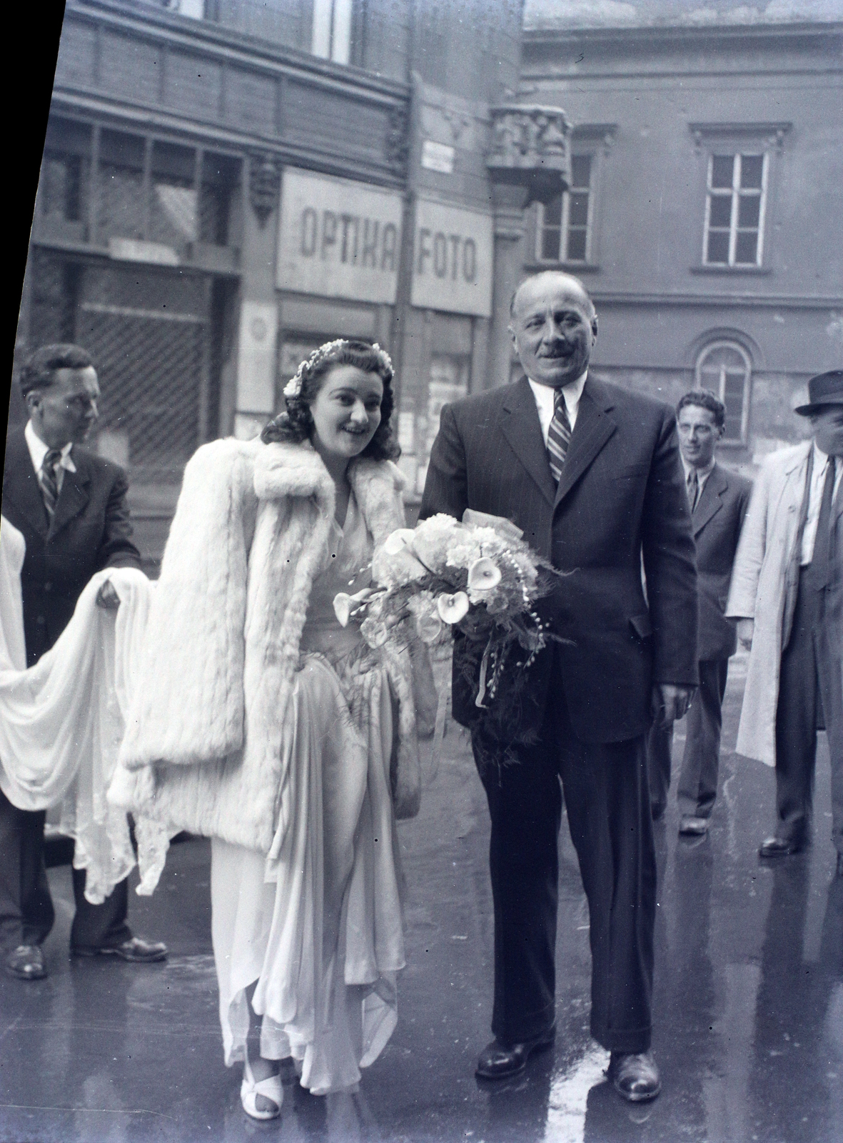 Hungary, Budapest V., Papnövelde (Prohászka Ottokár) utca az Egyetemi templom előtt. A háttérben jobbra a Károlyi-palota., 1947, Hámori Gyula, Budapest, bride, sign-board, Fortepan #105159