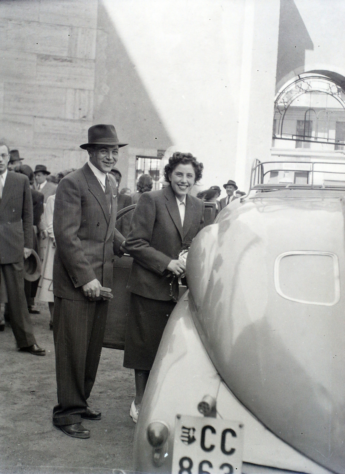 Hungary, Budapest VII., Dohány utcai zsinagóga udvara, háttérben a Hősök temploma és a Wesselényi utcai kapu., 1948, Hámori Gyula, crest, number plate, Kossuth coat of arms, Budapest, entering the car, hat, Fortepan #105162