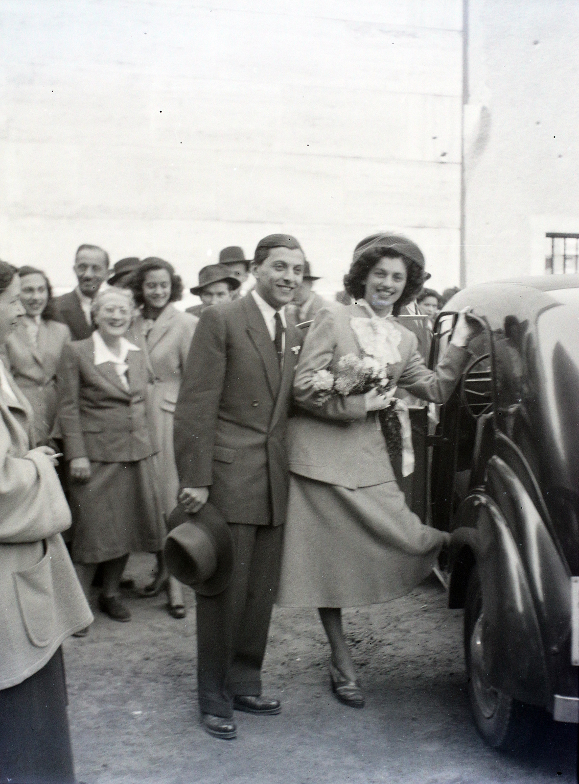 Hungary, Budapest VII., Dohány utcai zsinagóga udvara, háttérben a Hősök temploma., 1948, Hámori Gyula, Budapest, entering the car, bouquet, Fortepan #105163