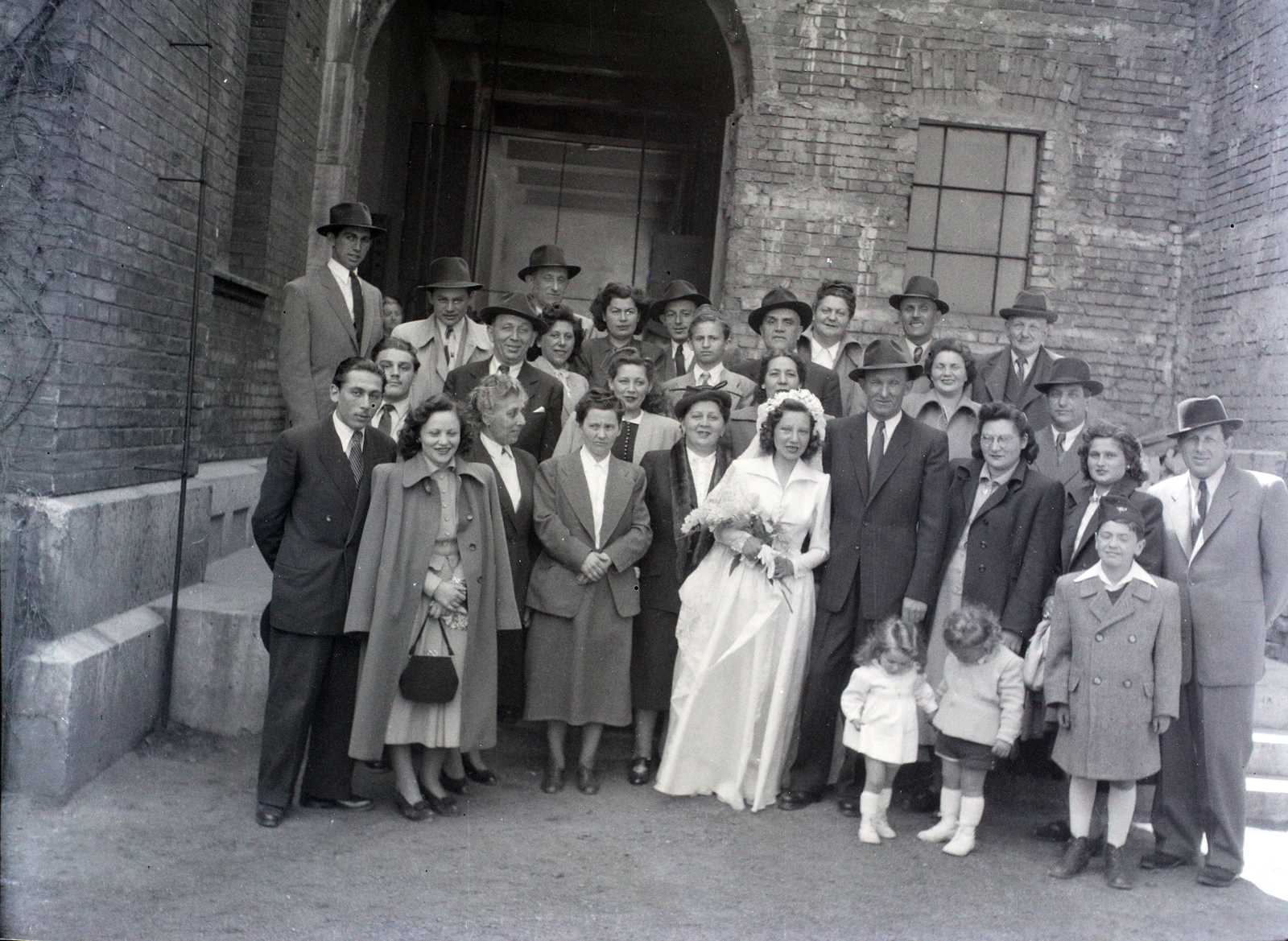 Magyarország, Budapest VII., Dohány utca, a felvétel a zsinagóga udvarán készült., 1948, Hámori Gyula, Budapest, esküvő, csoportkép, zsidóság, Fortepan #105164