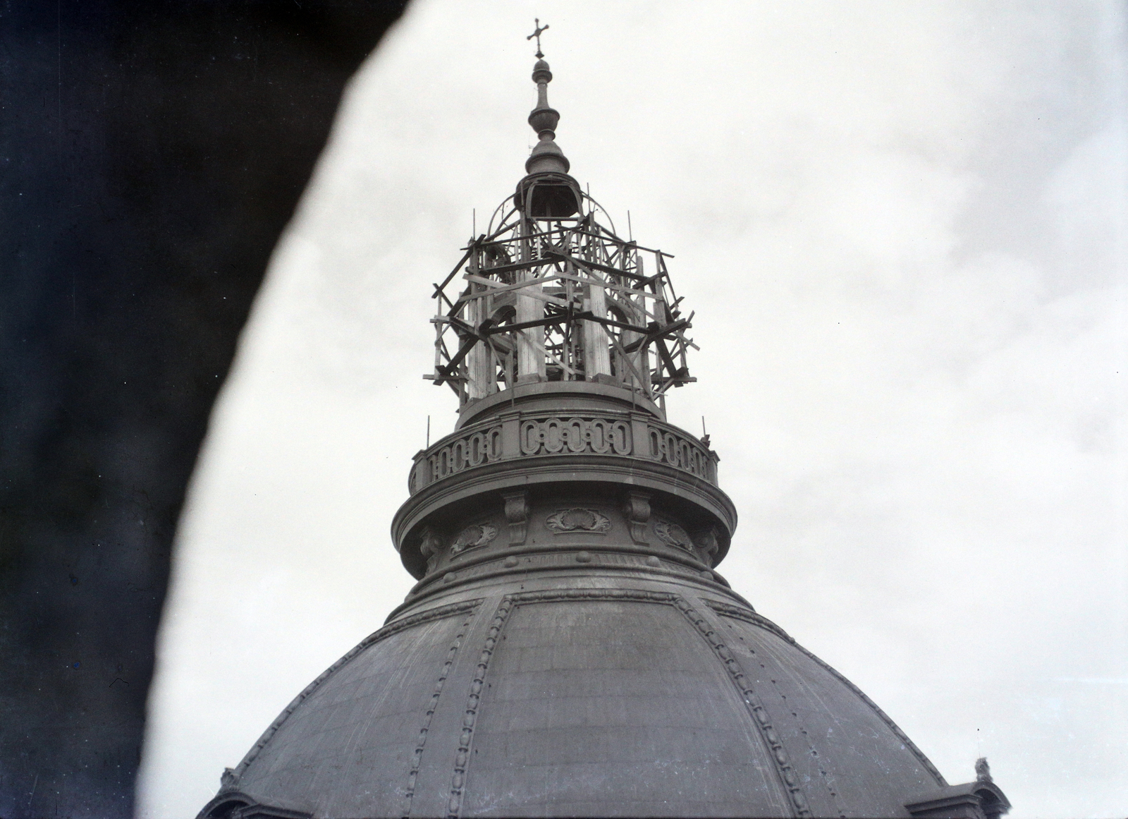 Hungary, Budapest V., Szent István tér, a Szent István-bazilika kupolájának helyreállítása., 1948, Hámori Gyula, dome, wooden structure, Budapest, Fortepan #105165