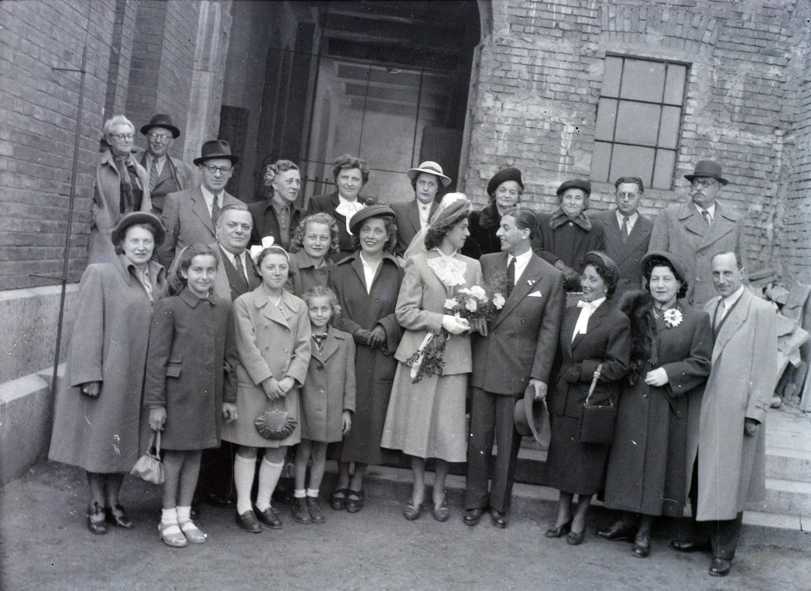Hungary, Budapest VII., Dohány utca, a felvétel a zsinagóga udvarán készült., 1948, Hámori Gyula, Budapest, wedding ceremony, tableau, judaism, Fortepan #105167