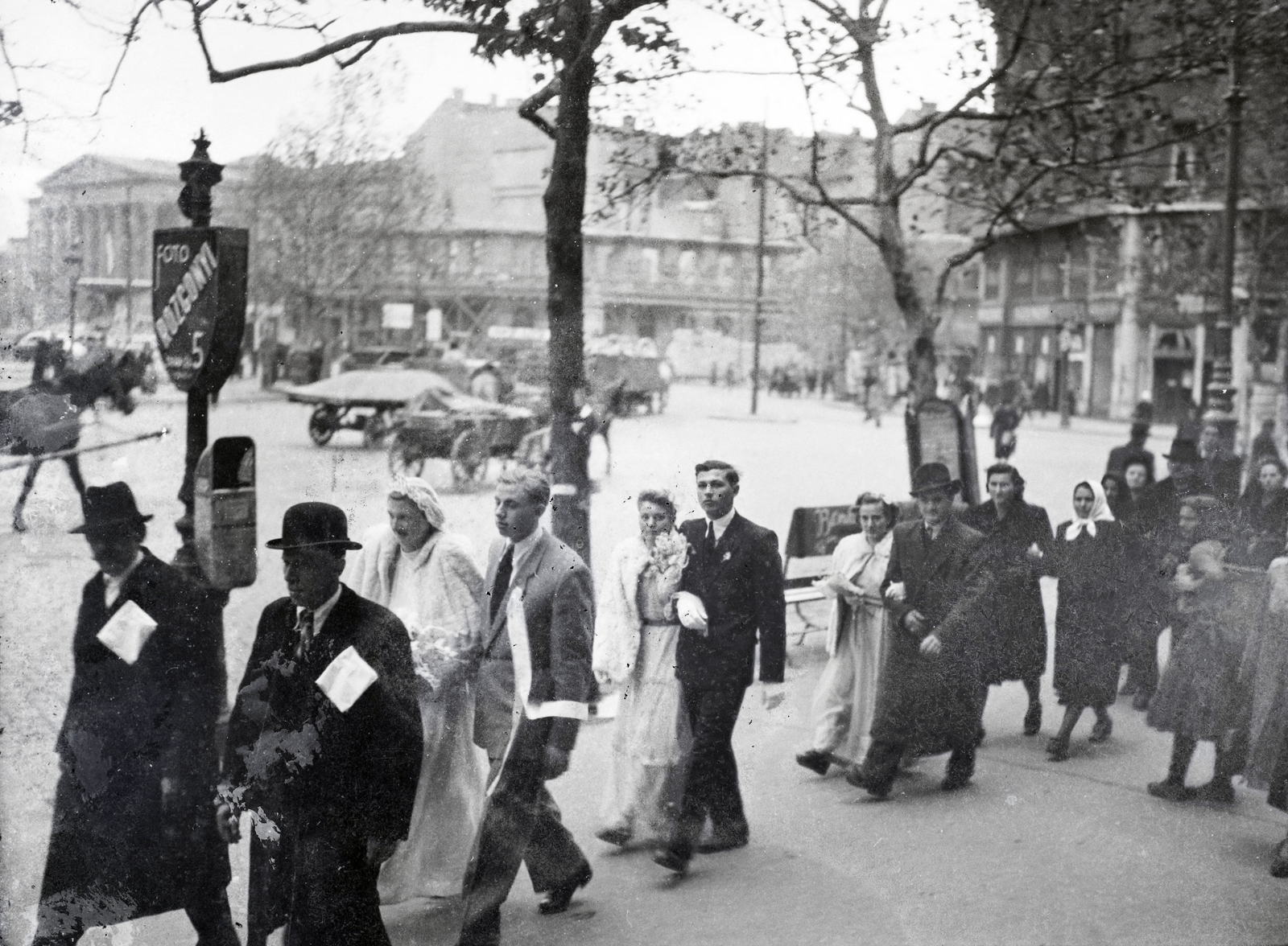 Magyarország, Budapest VIII.,Budapest IX., Kálvin tér a református templomtól az Űllői út felé nézve. Háttérben a Magyar Nemzeti Múzeum., 1946, Hámori Gyula, Budapest, lovaskocsi, felirat, násznép, vőlegény, menyasszony, Fortepan #105168
