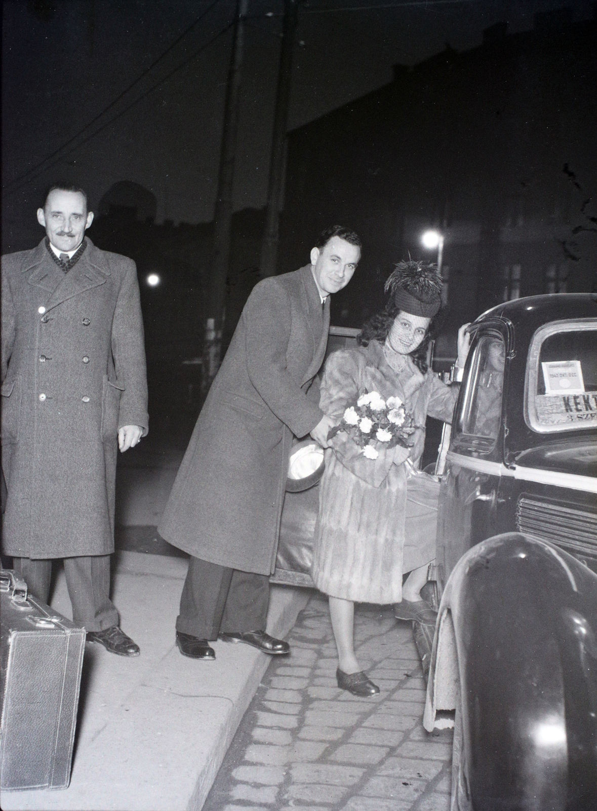 Hungary, Budapest V.,Budapest IX., Kálvin tér a református templomtól a Vámház körút irányába nézve., 1947, Hámori Gyula, taxicab, automobile, Budapest, vehicle tax disc, entering the car, bride, groom, Fortepan #105169