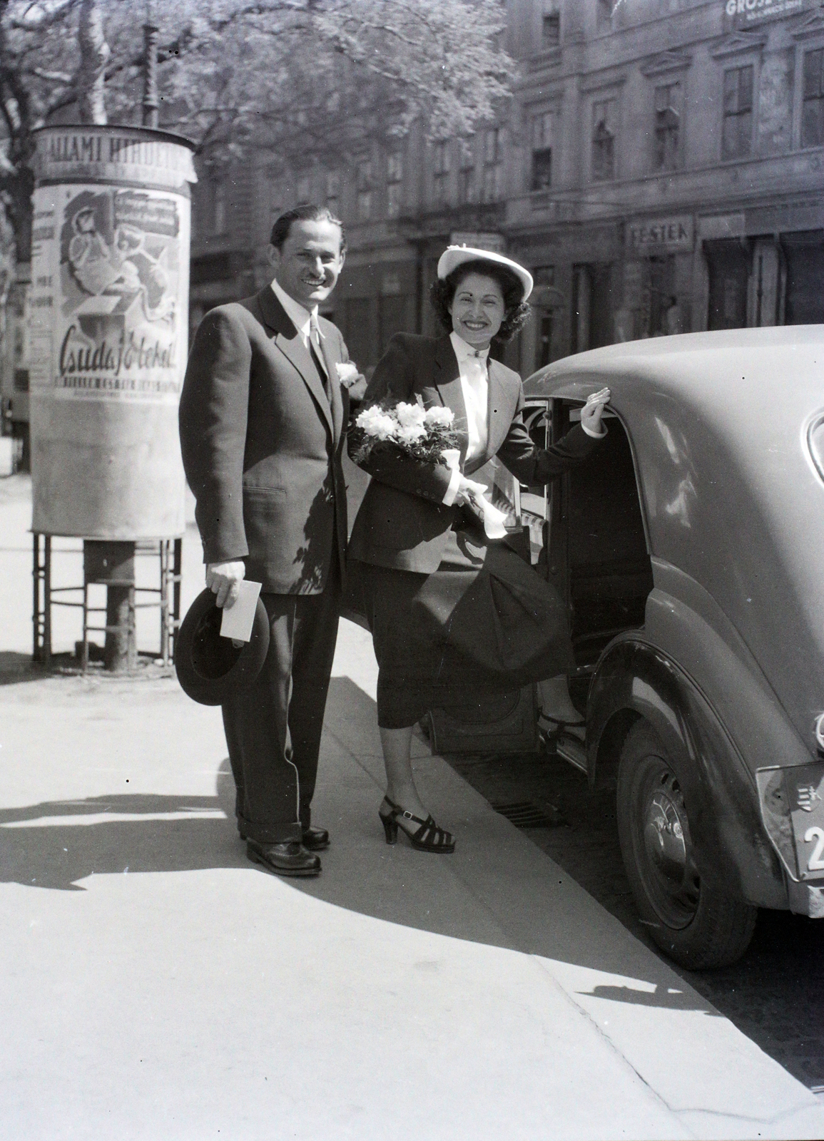 Hungary, Budapest VII., Dohány utca, a felvétel a zsinagóga előtt készült., 1948, Hámori Gyula, poster, ad pillar, Budapest, entering the car, Fortepan #105173